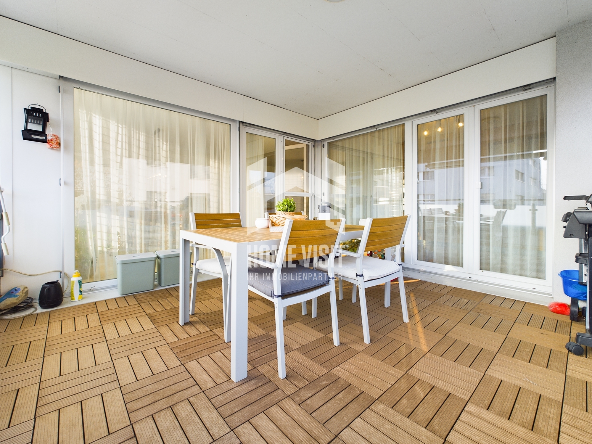 Überdachter Balkon mit Esstisch