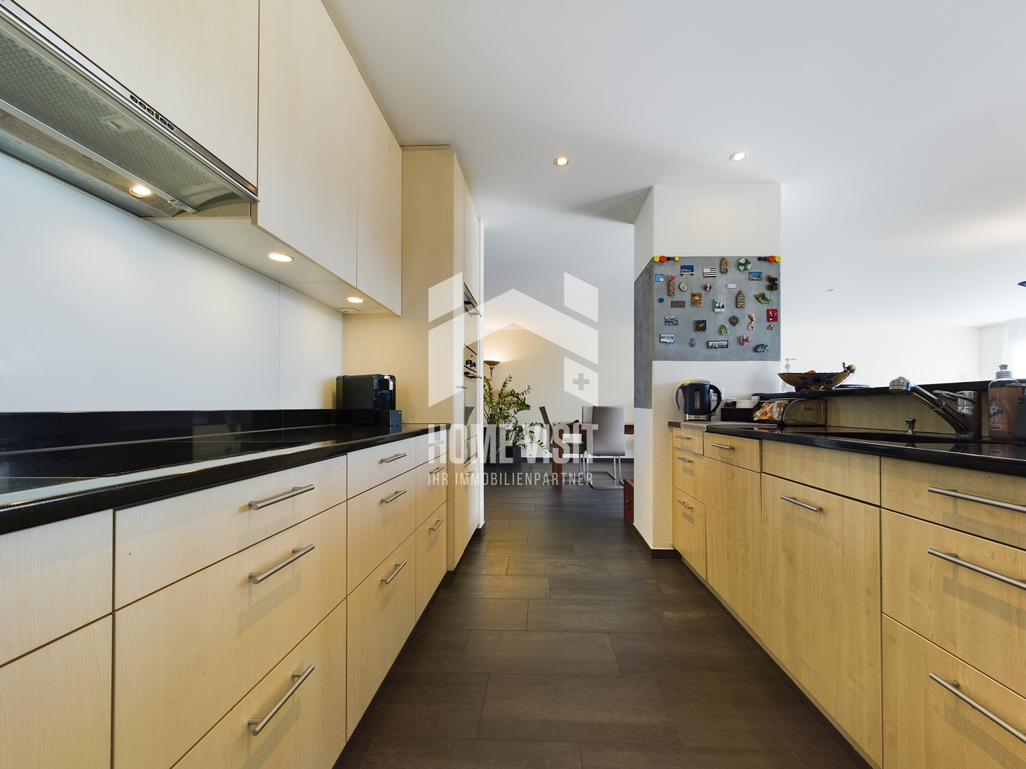 Moderne Küche mit Holzfronten