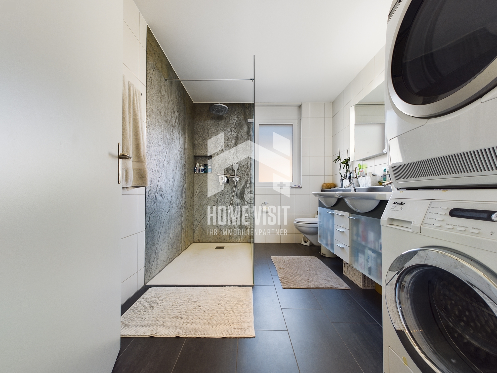 Modernes Badezimmer mit Dusche und Waschbereich