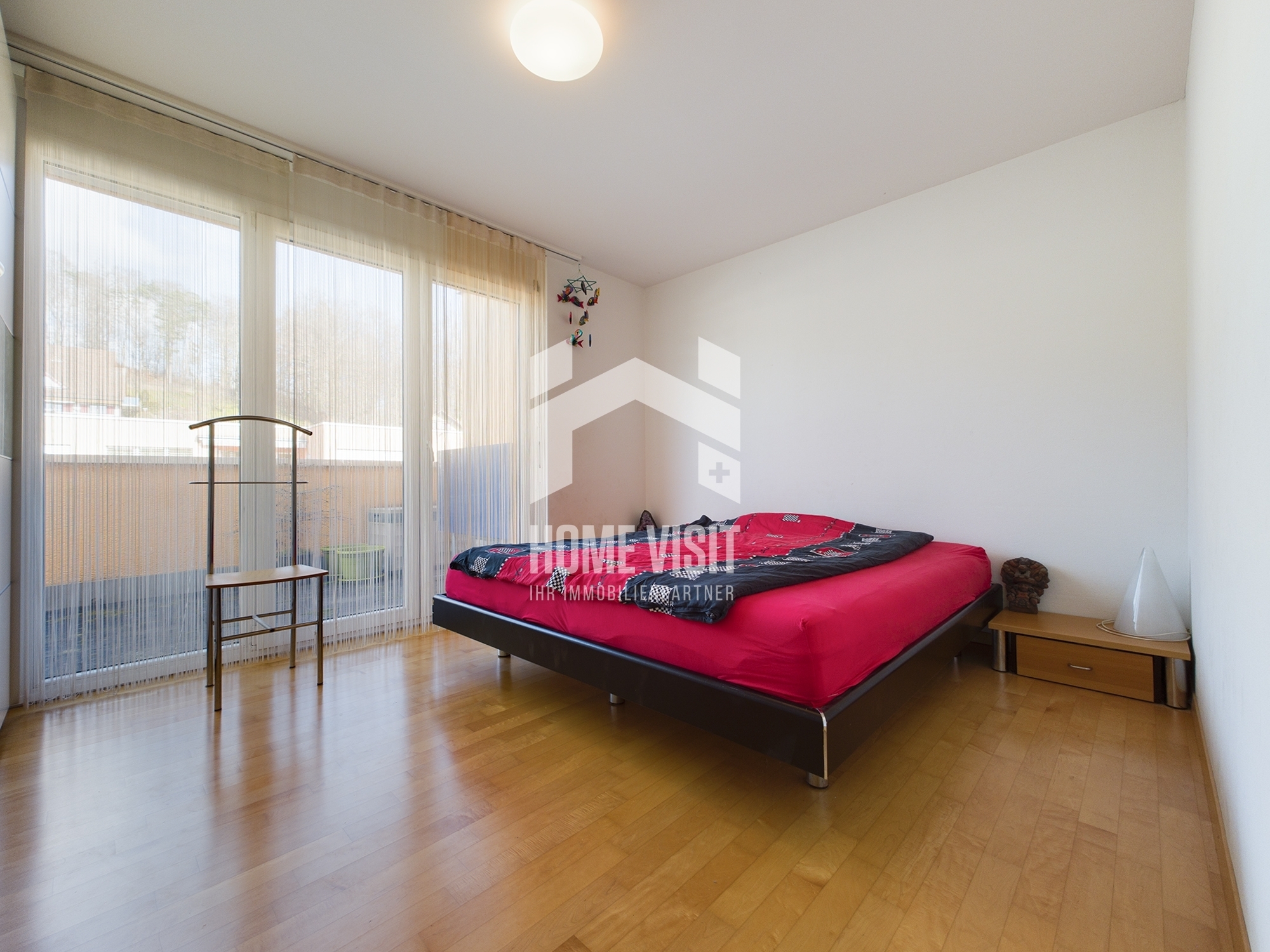 Helles Schlafzimmer mit Balkonzugang