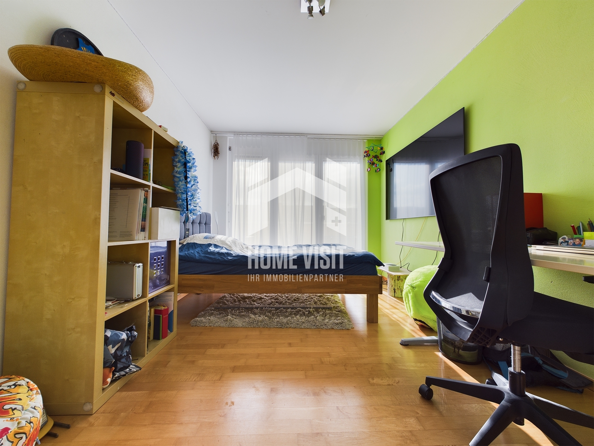 Jugendzimmer mit Bett und Arbeitsplatz