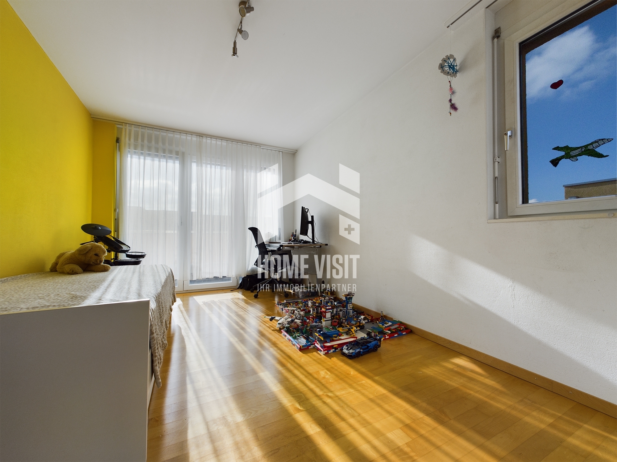 Helles Kinderzimmer mit Holzfußboden