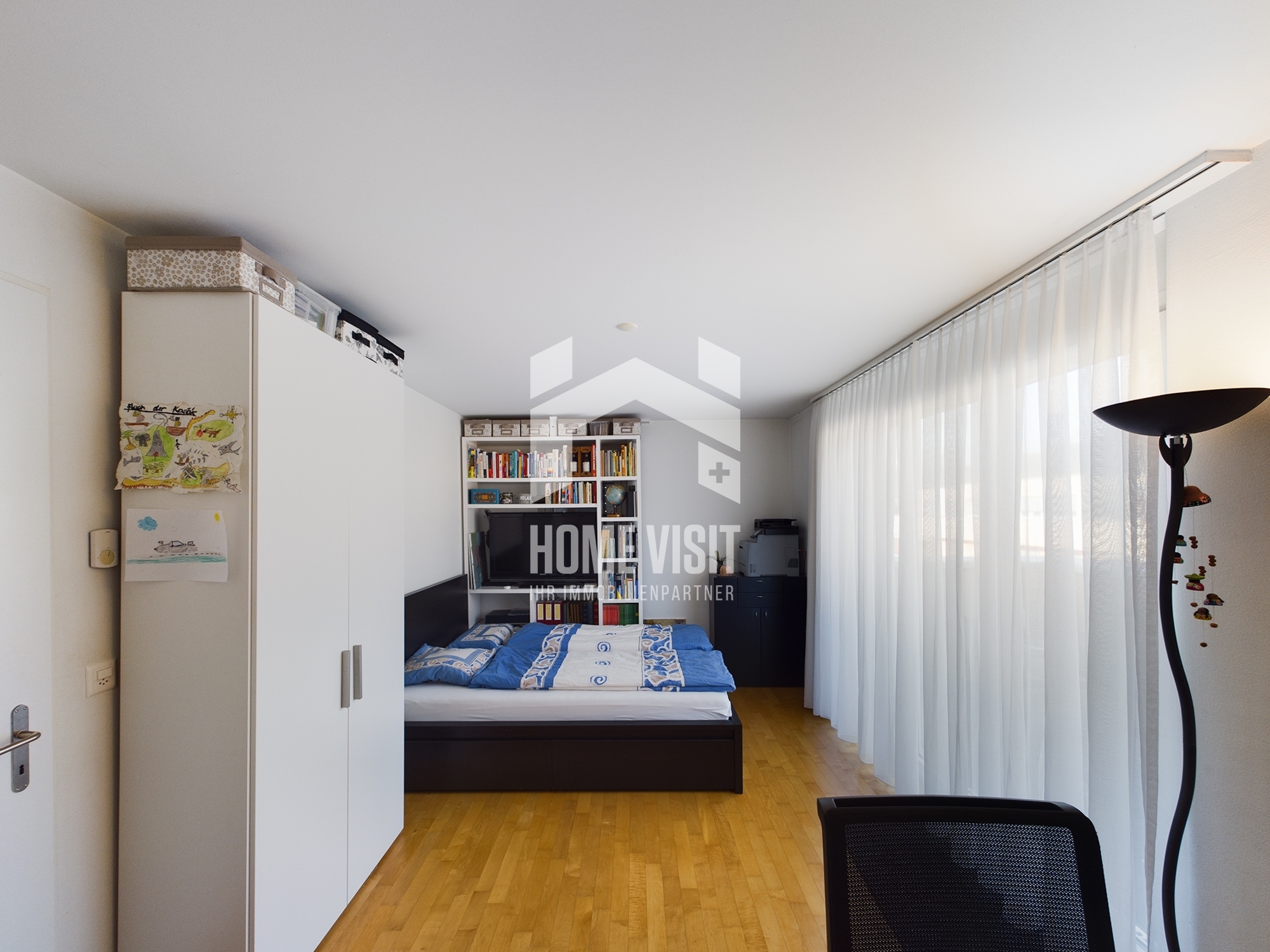 Schlafzimmer mit Bett und großem Einbauschrank