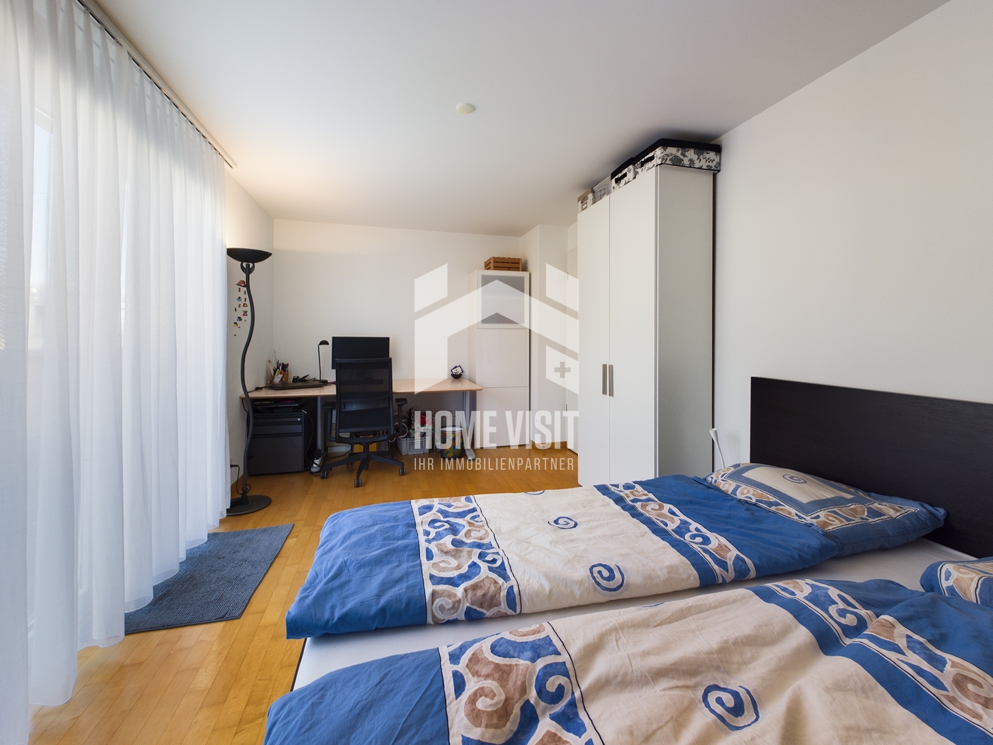 Schlafzimmer mit Arbeitsbereich