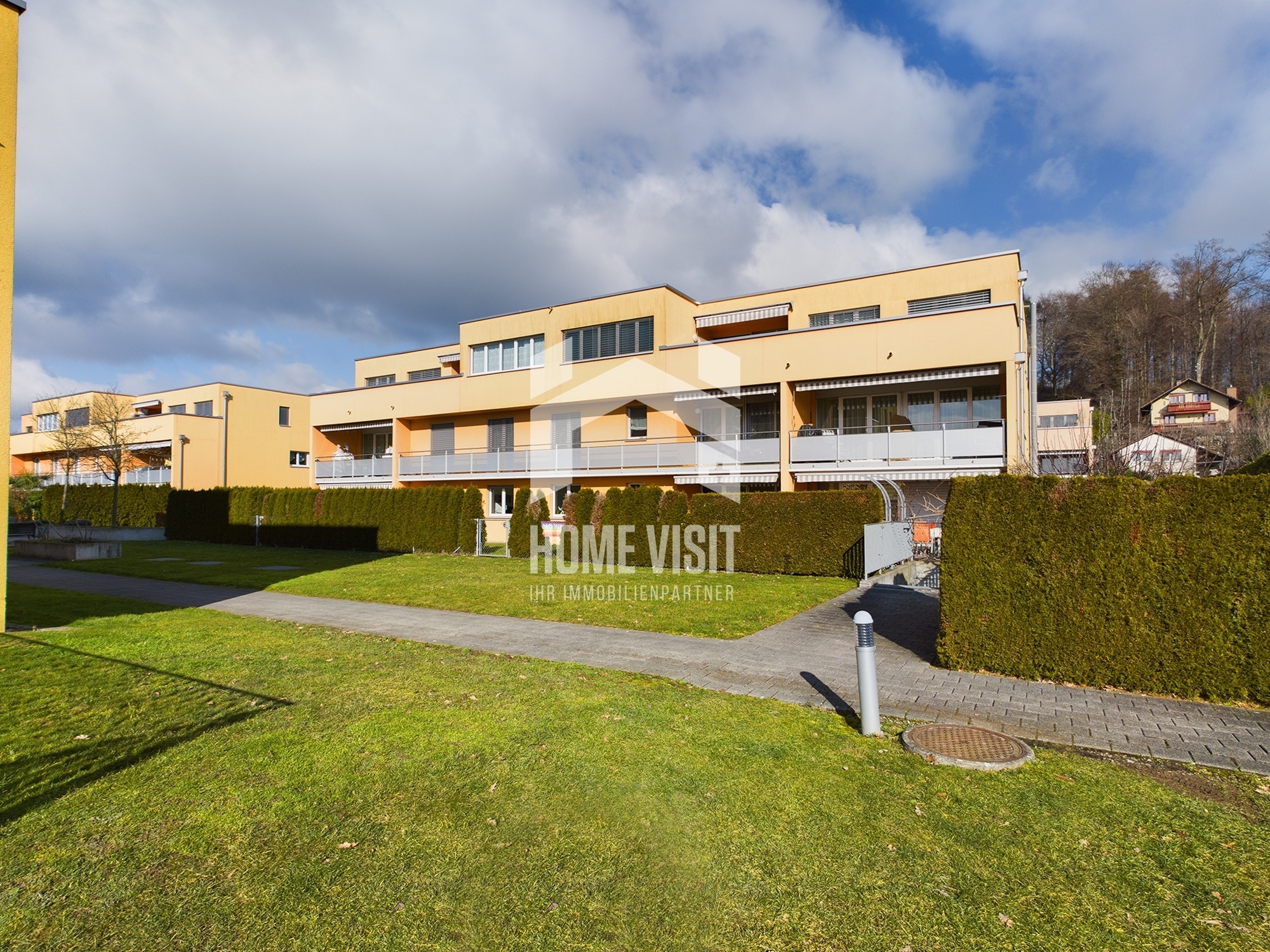 Mehrfamilienhaus mit begrüntem Vorbereich