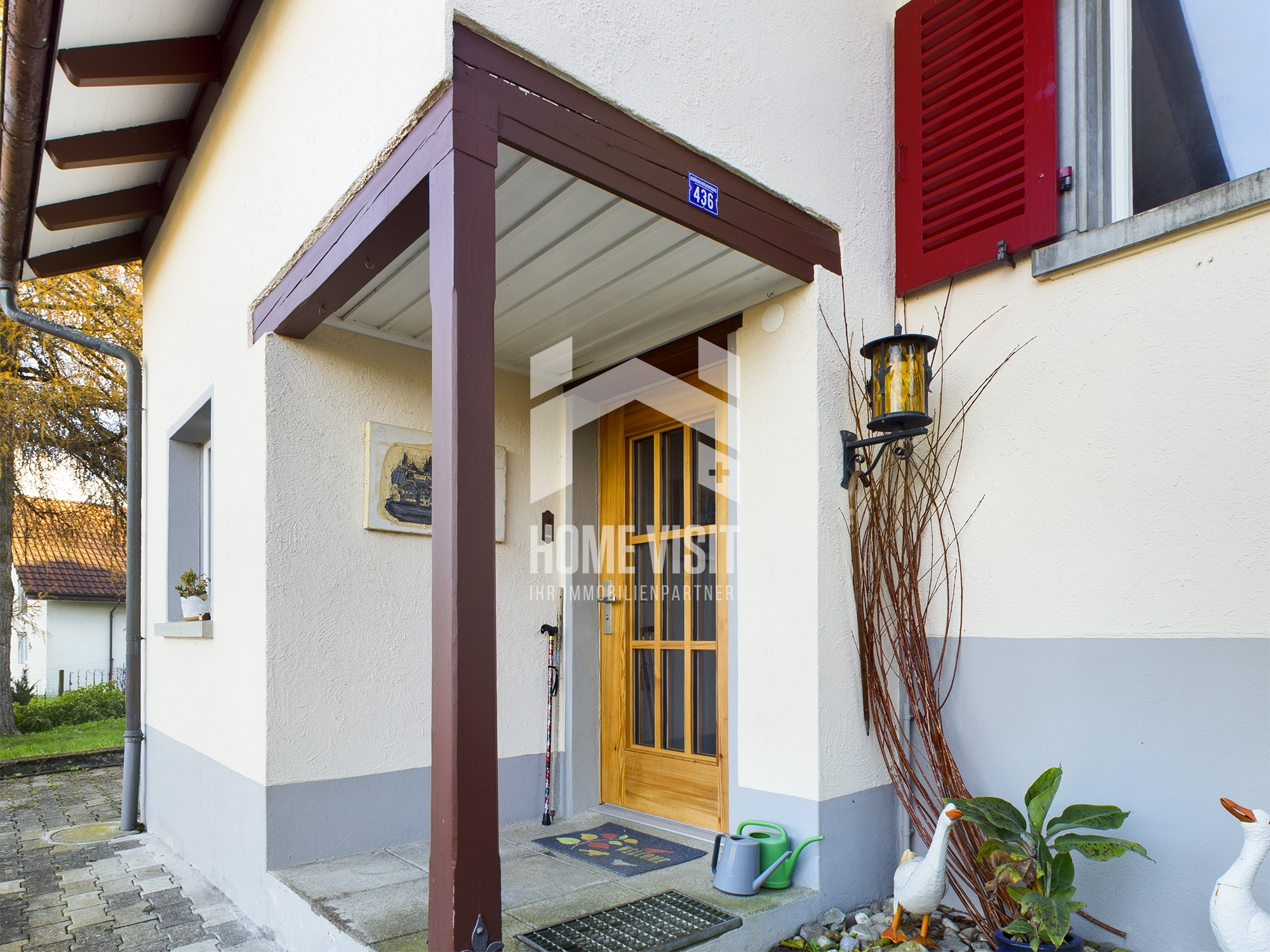 Eingangsbereich eines Hauses mit Vordach