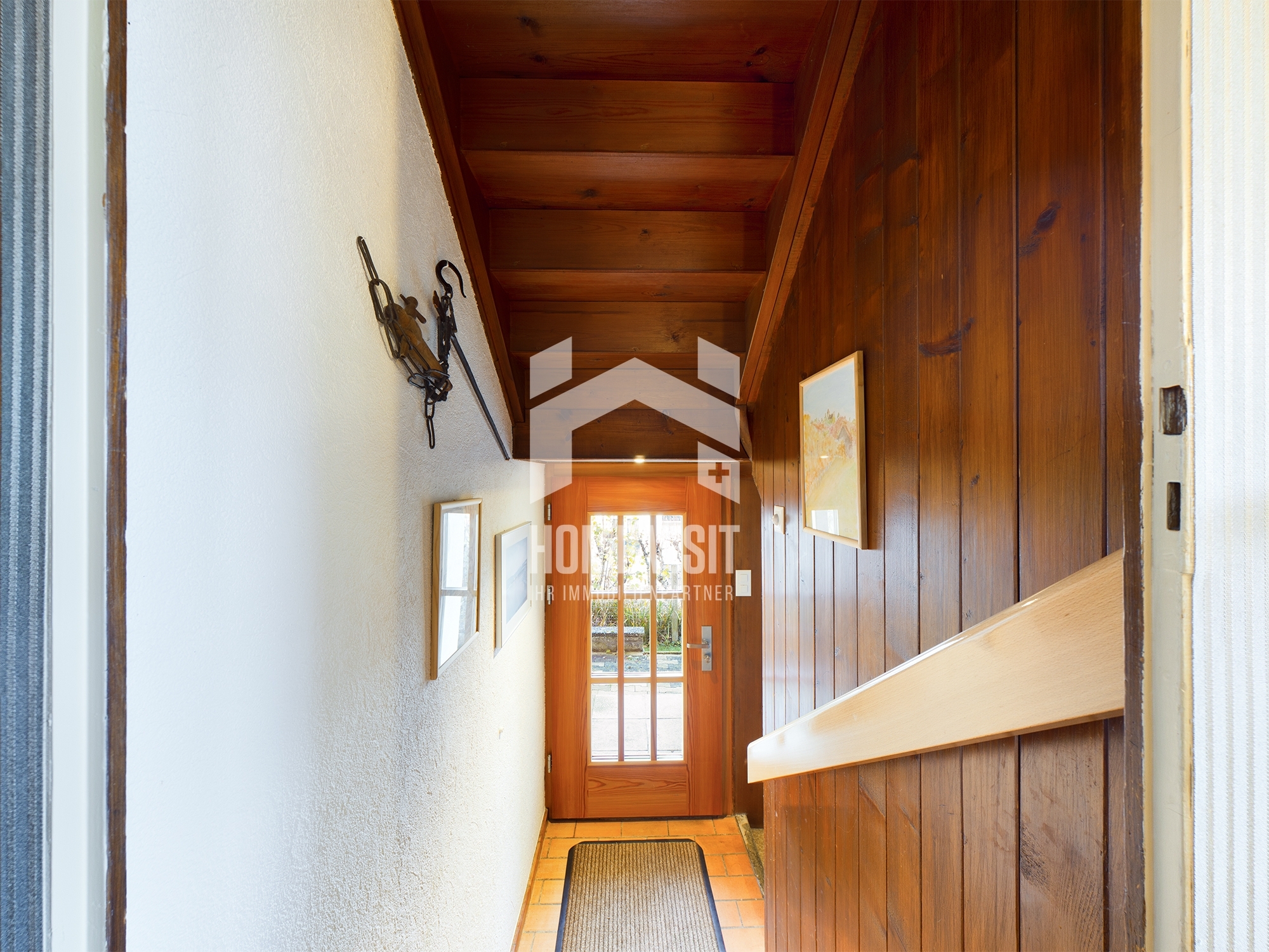 Eingangsflur mit Holzverkleidung und Treppe