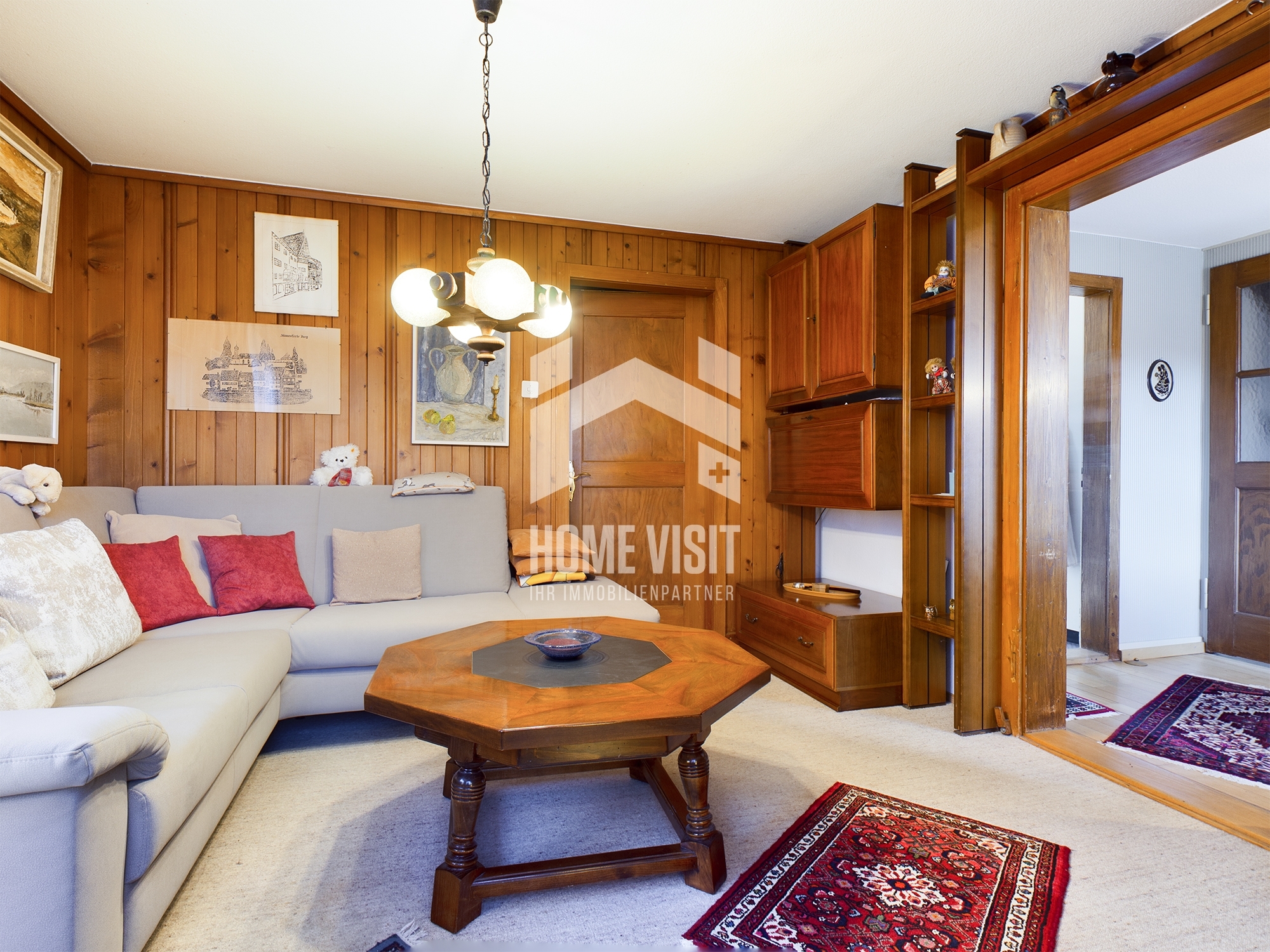 Gemütliches Wohnzimmer mit Holzvertäfelung