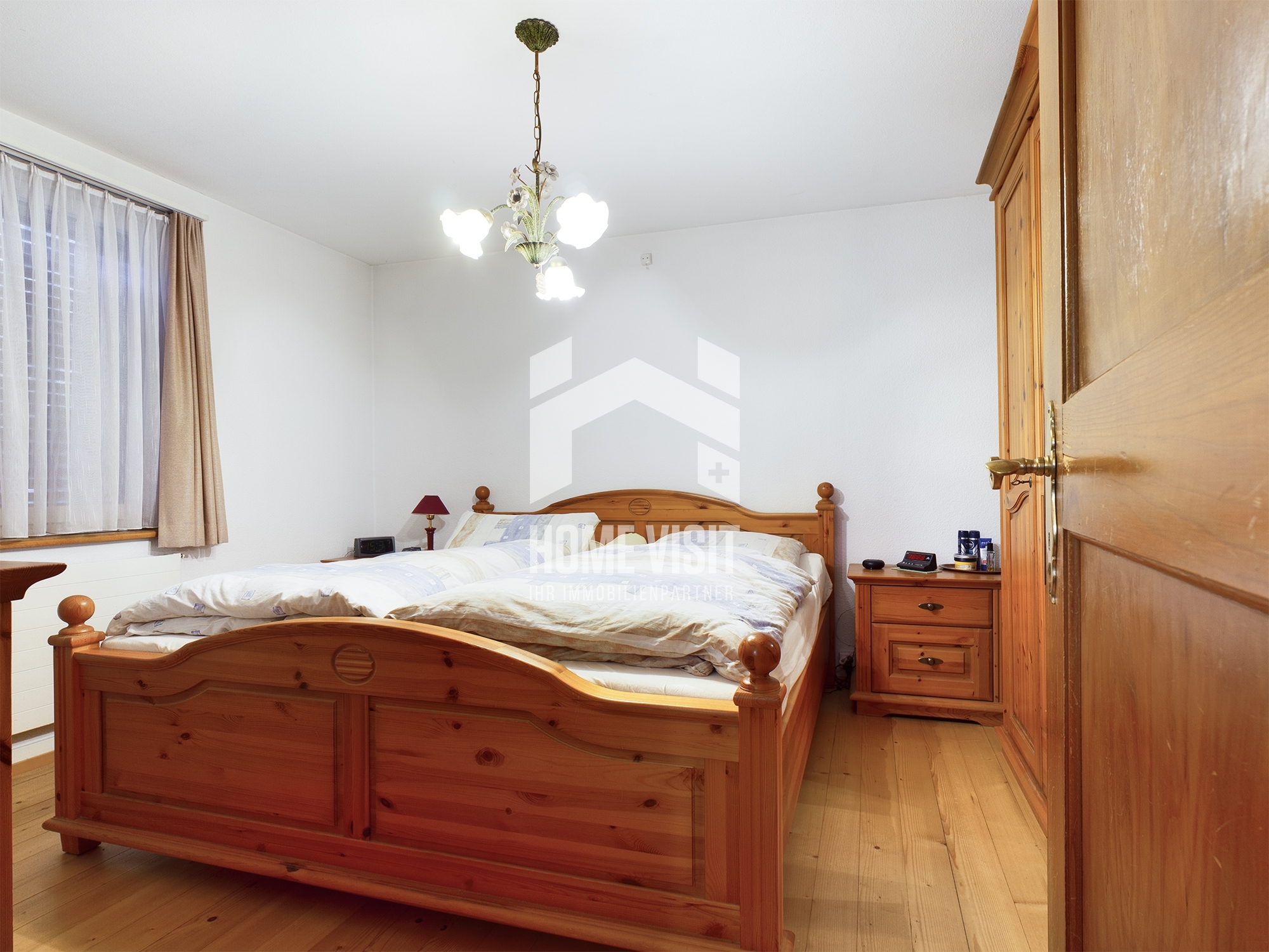 Schlafzimmer mit Holzmöbeln