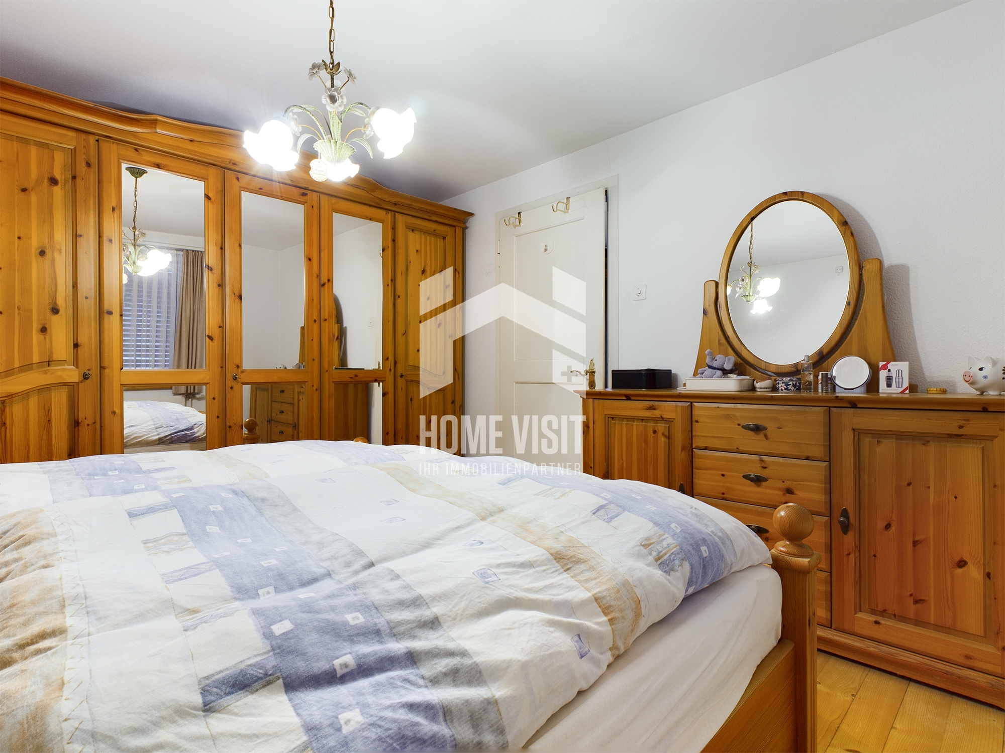 Schlafzimmer mit Holzschrankwand