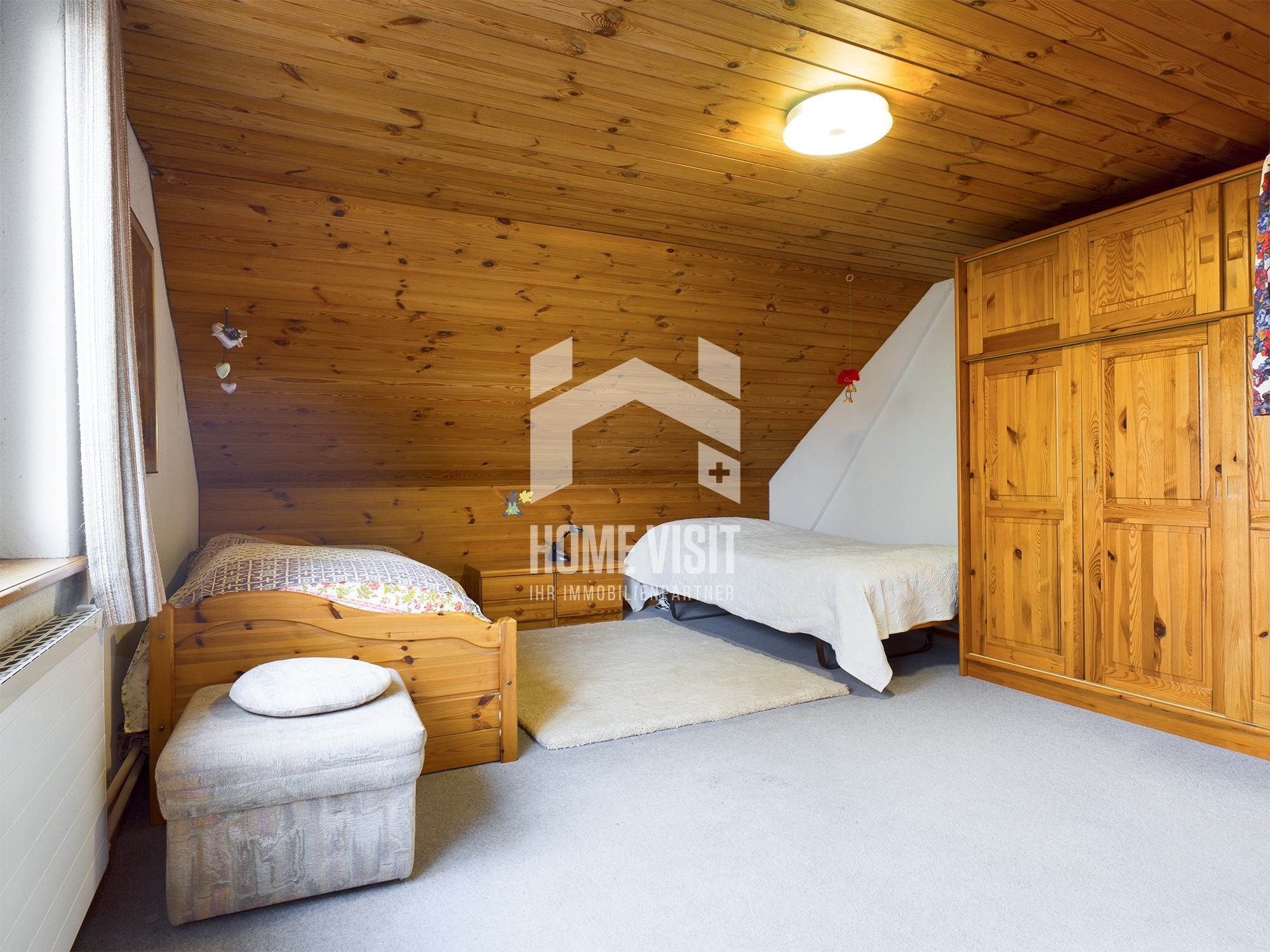 Gemütliches Dachgeschoss-Schlafzimmer mit Holzvertäfelung