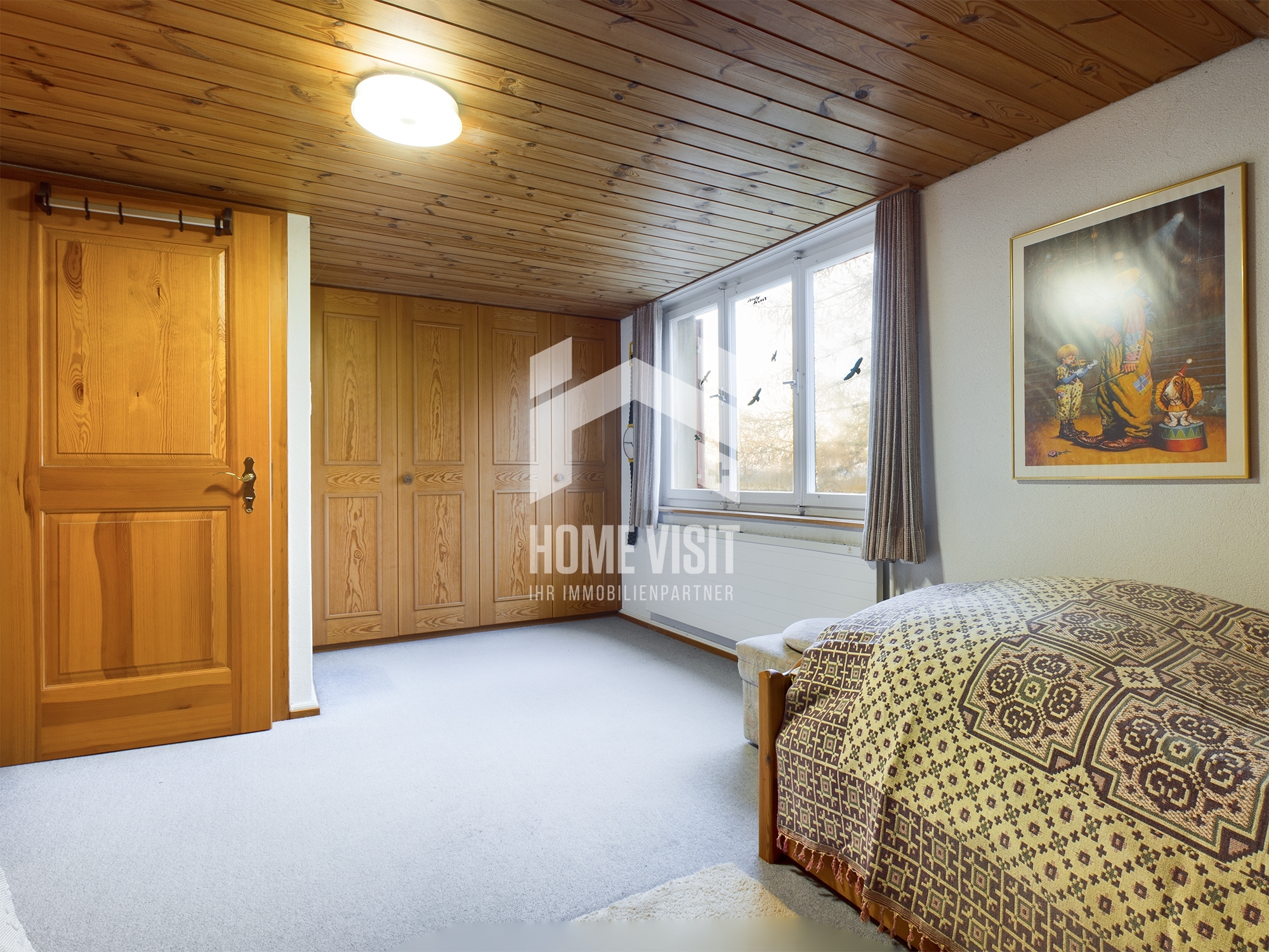 Gemütliches Schlafzimmer mit Holzverkleidung