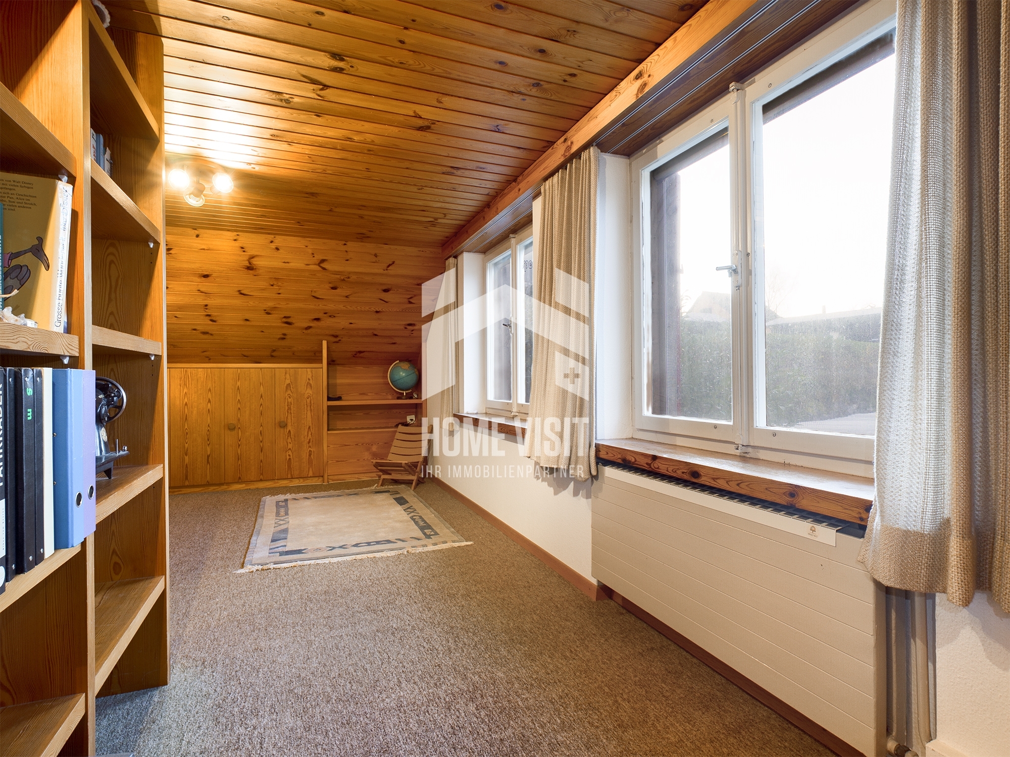 Dachgeschosszimmer mit Holzverkleidung