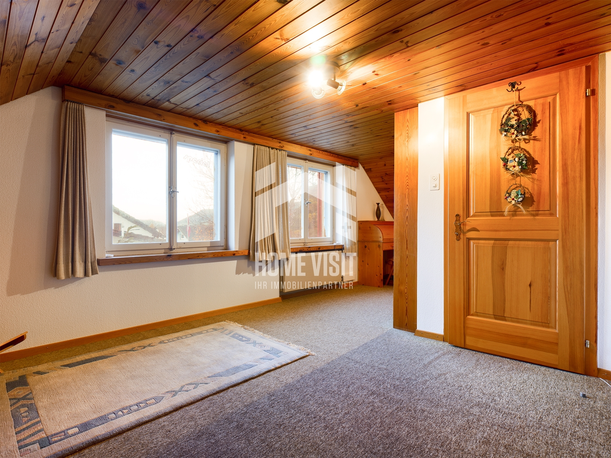 Gemütlicher Dachgeschossflur mit Holzdecke