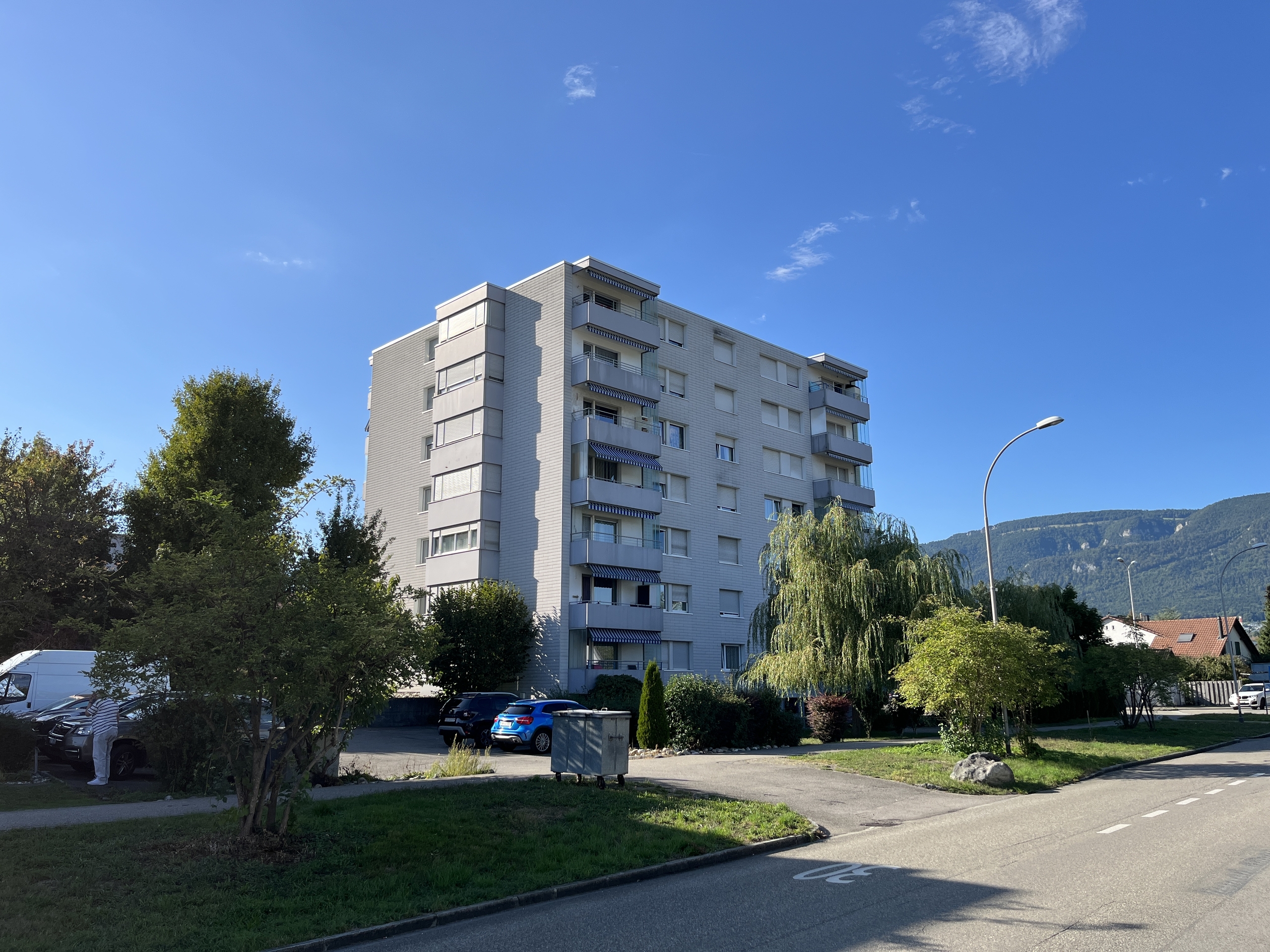 Wohnhaus mit Bergkulisse