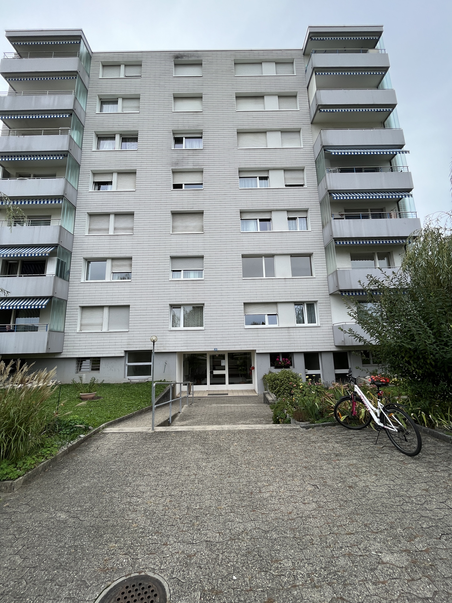 Mehrfamilienhaus mit Balkonen und Eingangsbereich