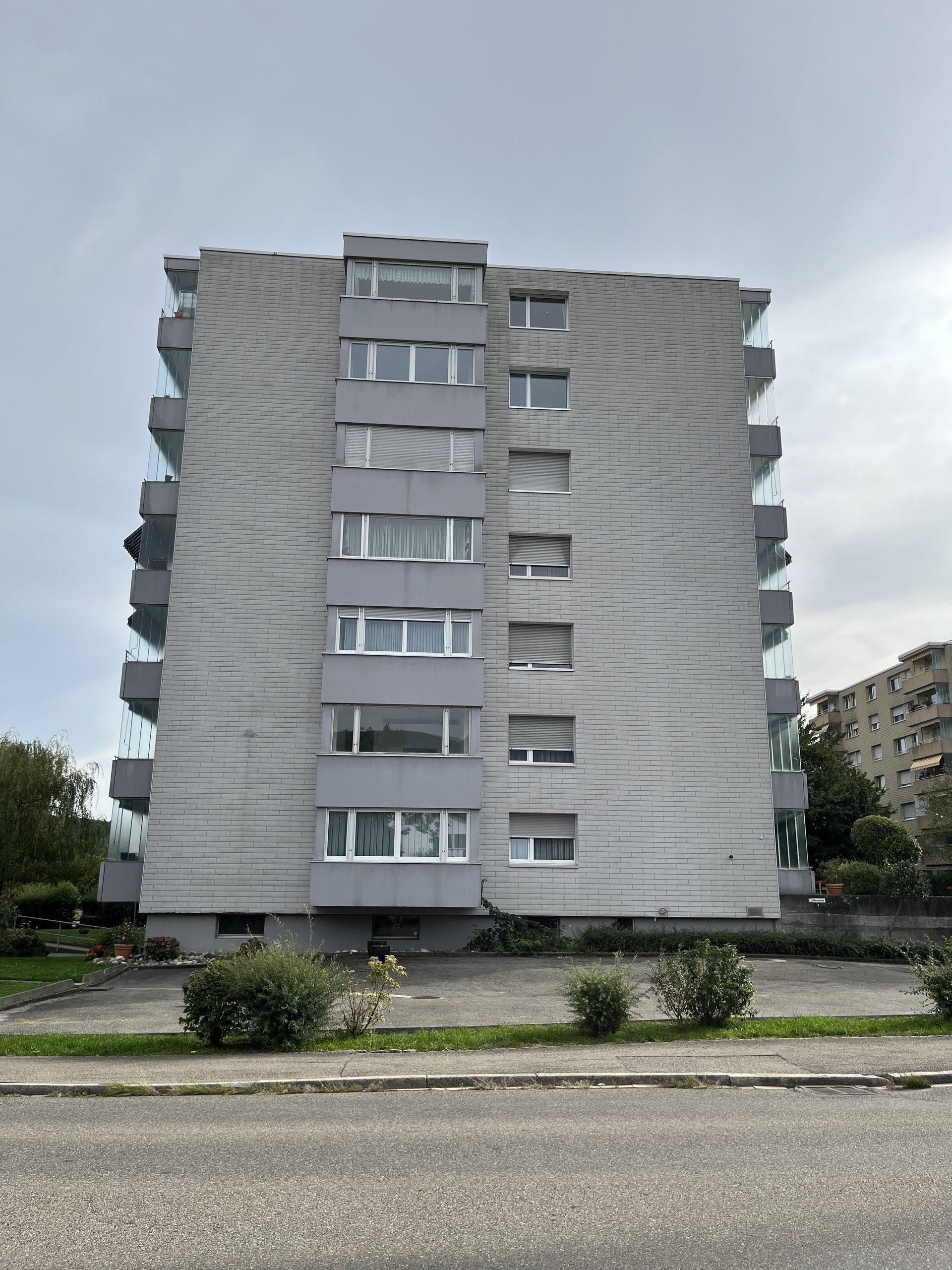 Mehrfamilienhaus mit moderner Fassade