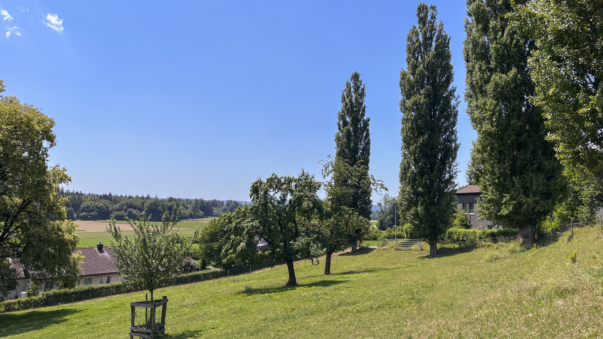 Ländliche Grundstücks- und Landschaftsansicht