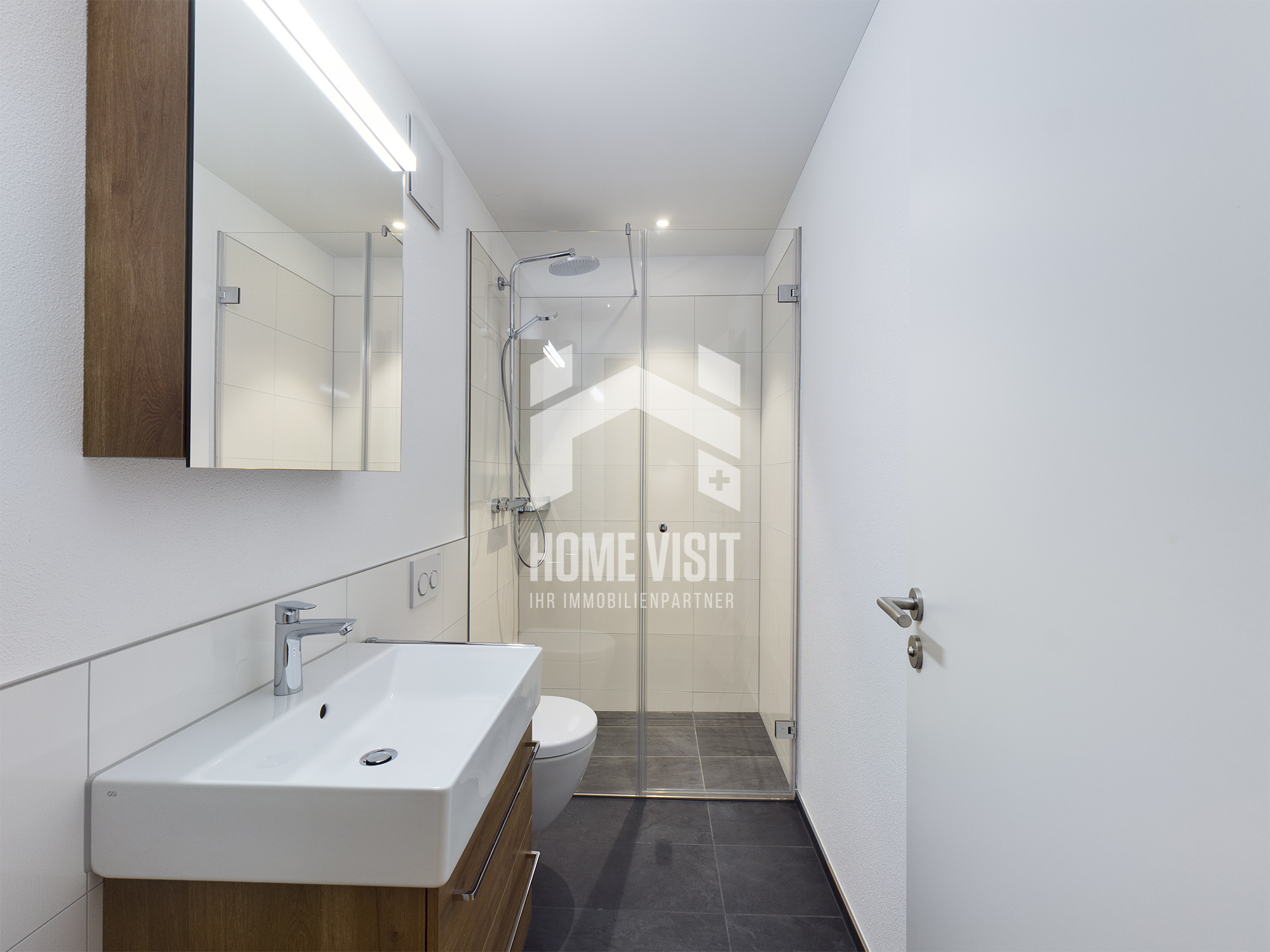 Modernes Badezimmer mit begehbarer Dusche