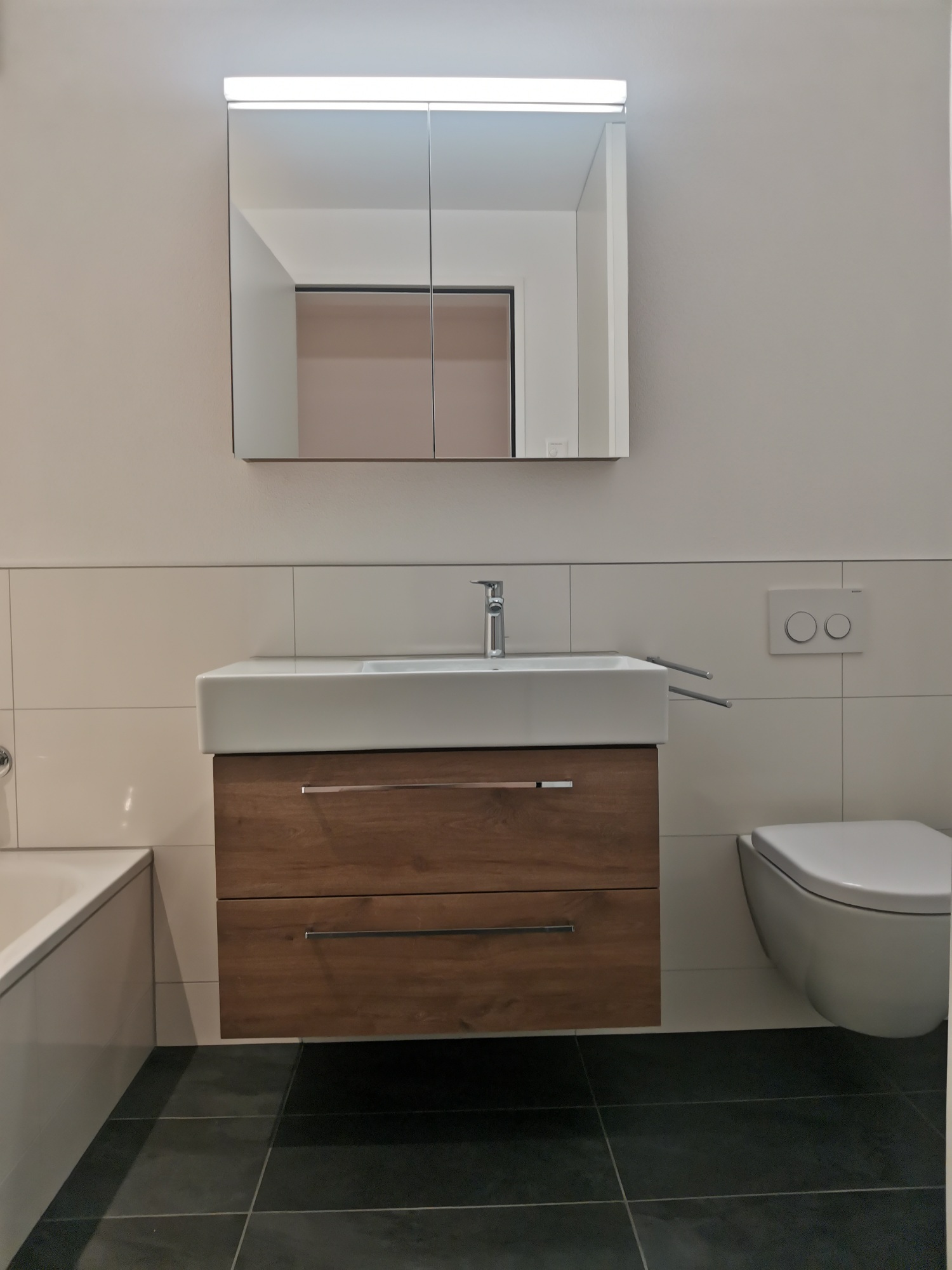 Modernes Badezimmer mit Waschtisch und Wand-WC