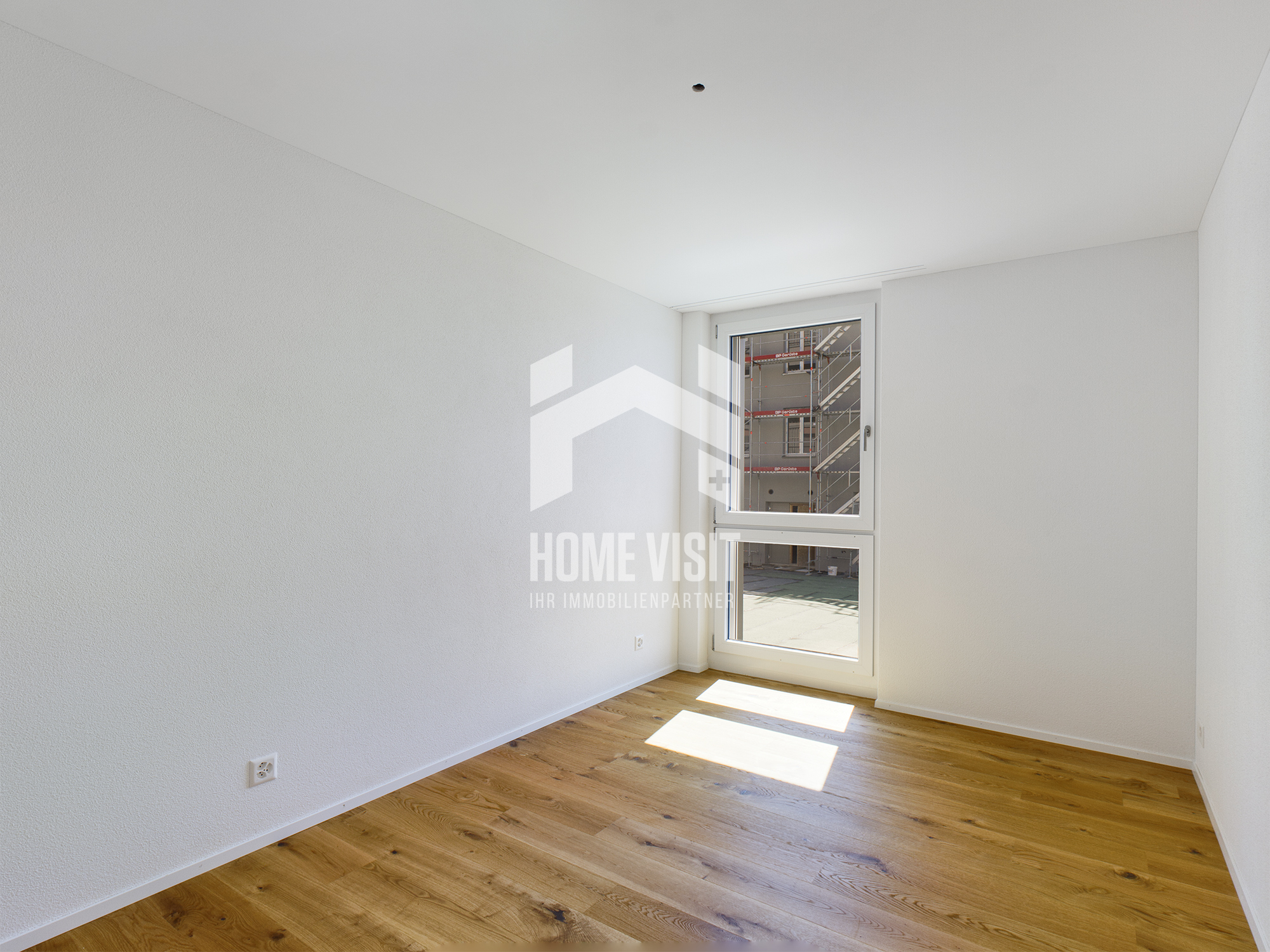 Heller leerer Raum mit Fenster