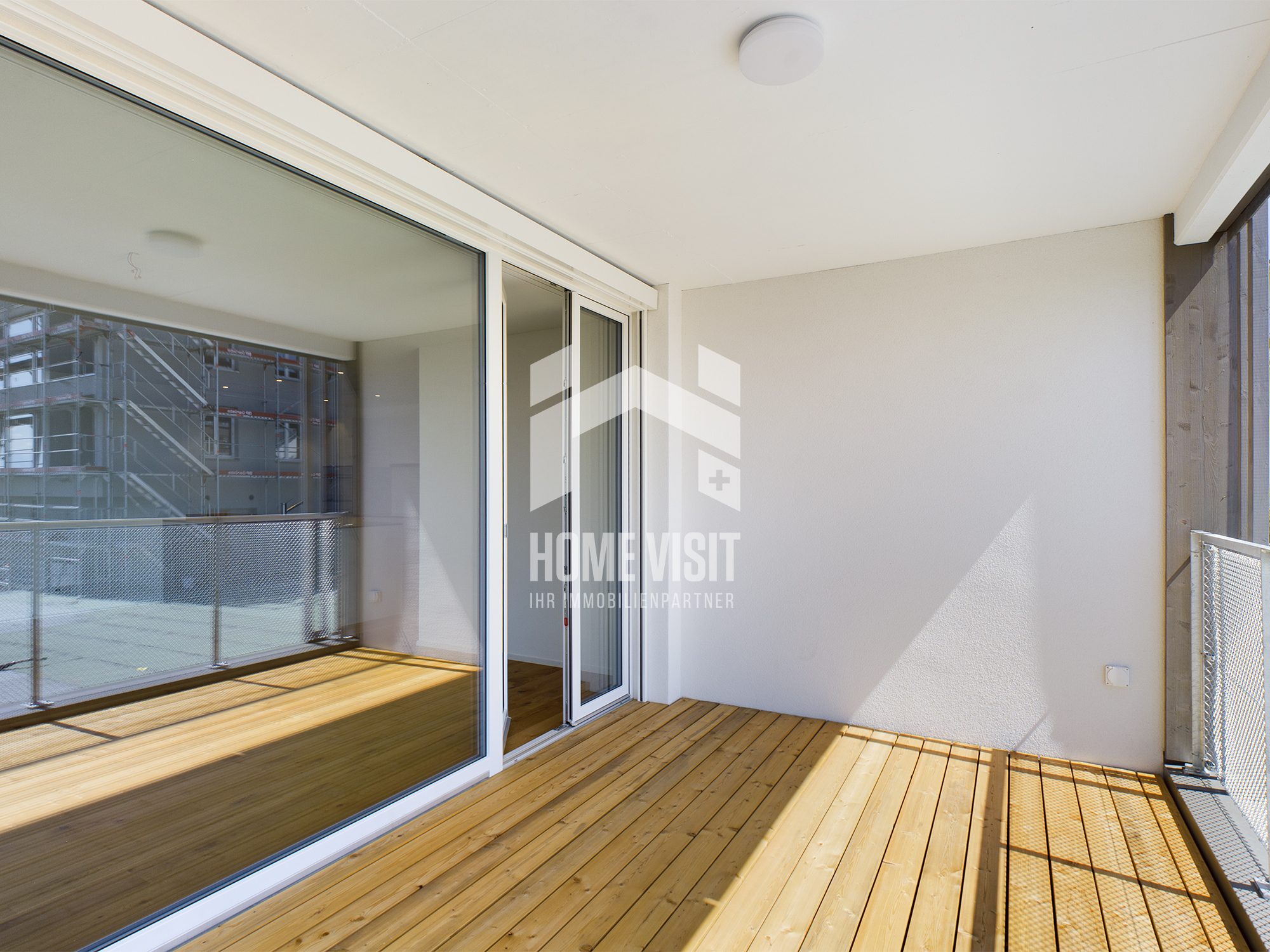 Heller Balkon mit Holzbelag