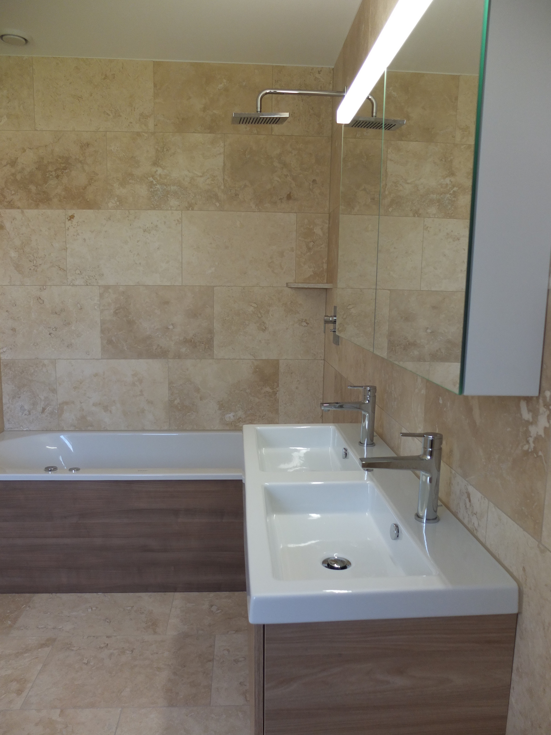 Modernes Badezimmer mit Doppelwaschtisch und Wanne