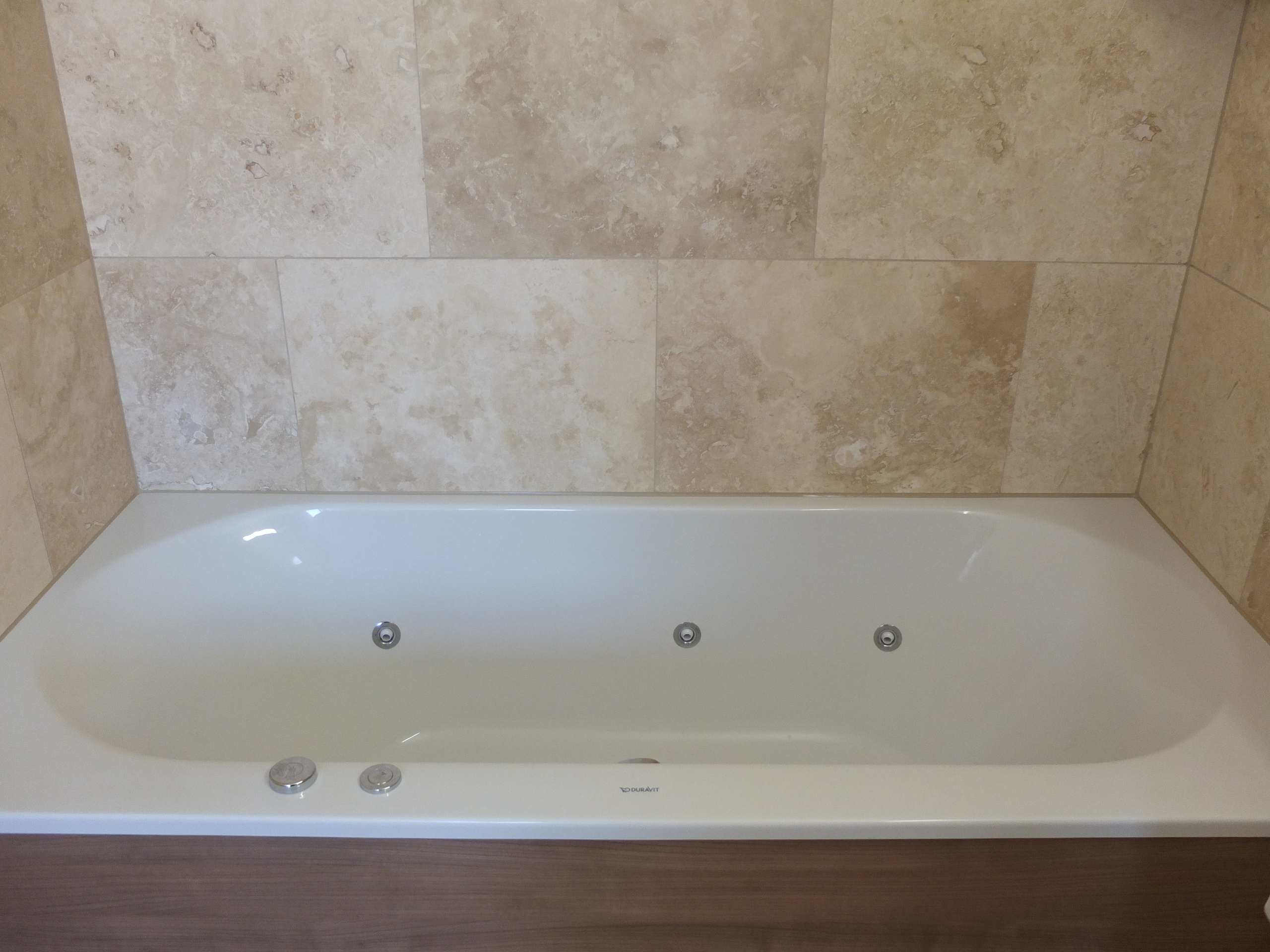 Badezimmer mit Whirlpoolwanne