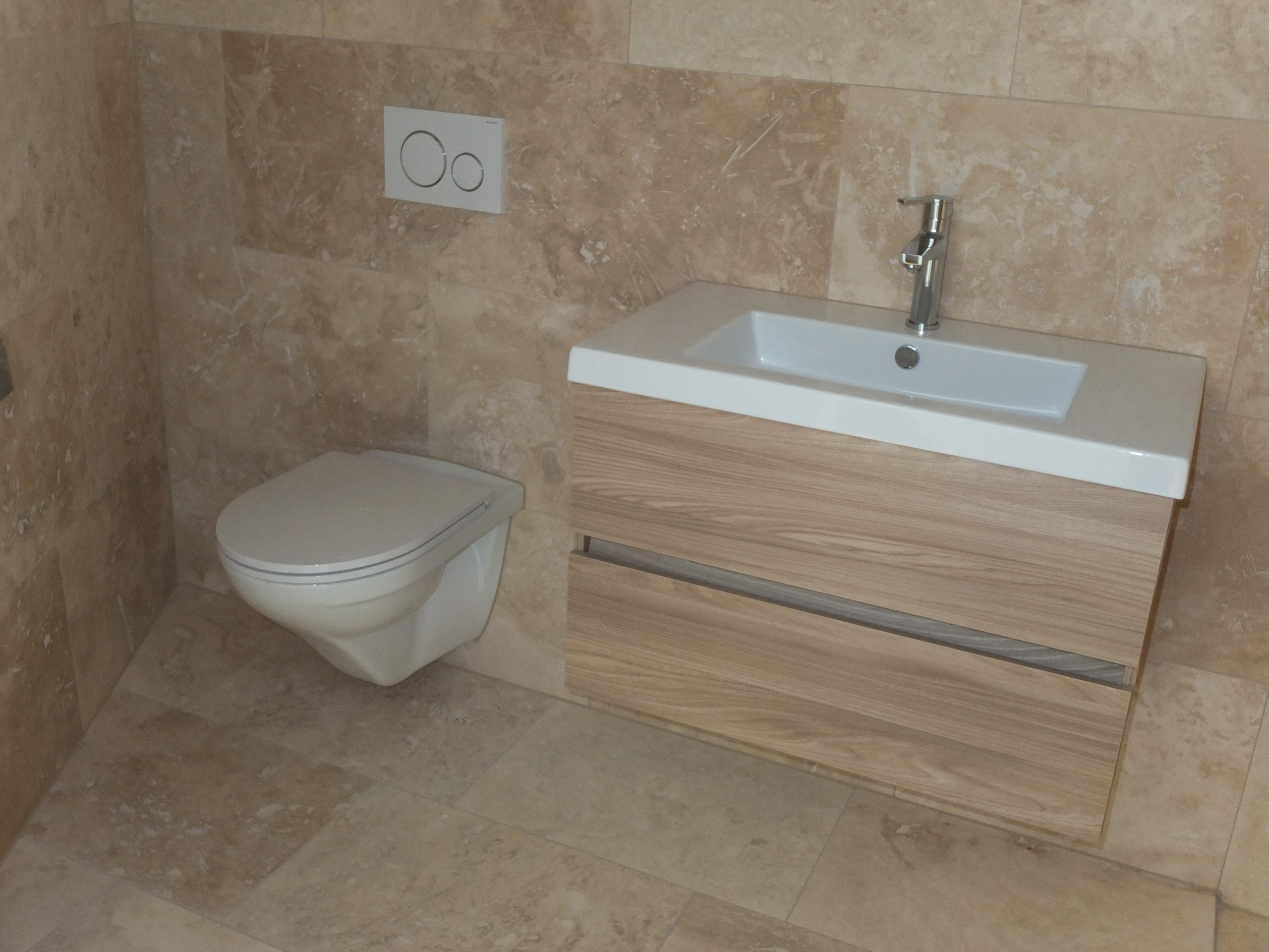 Modernes Gäste-WC mit Natursteinoptik und Holzwaschtisch