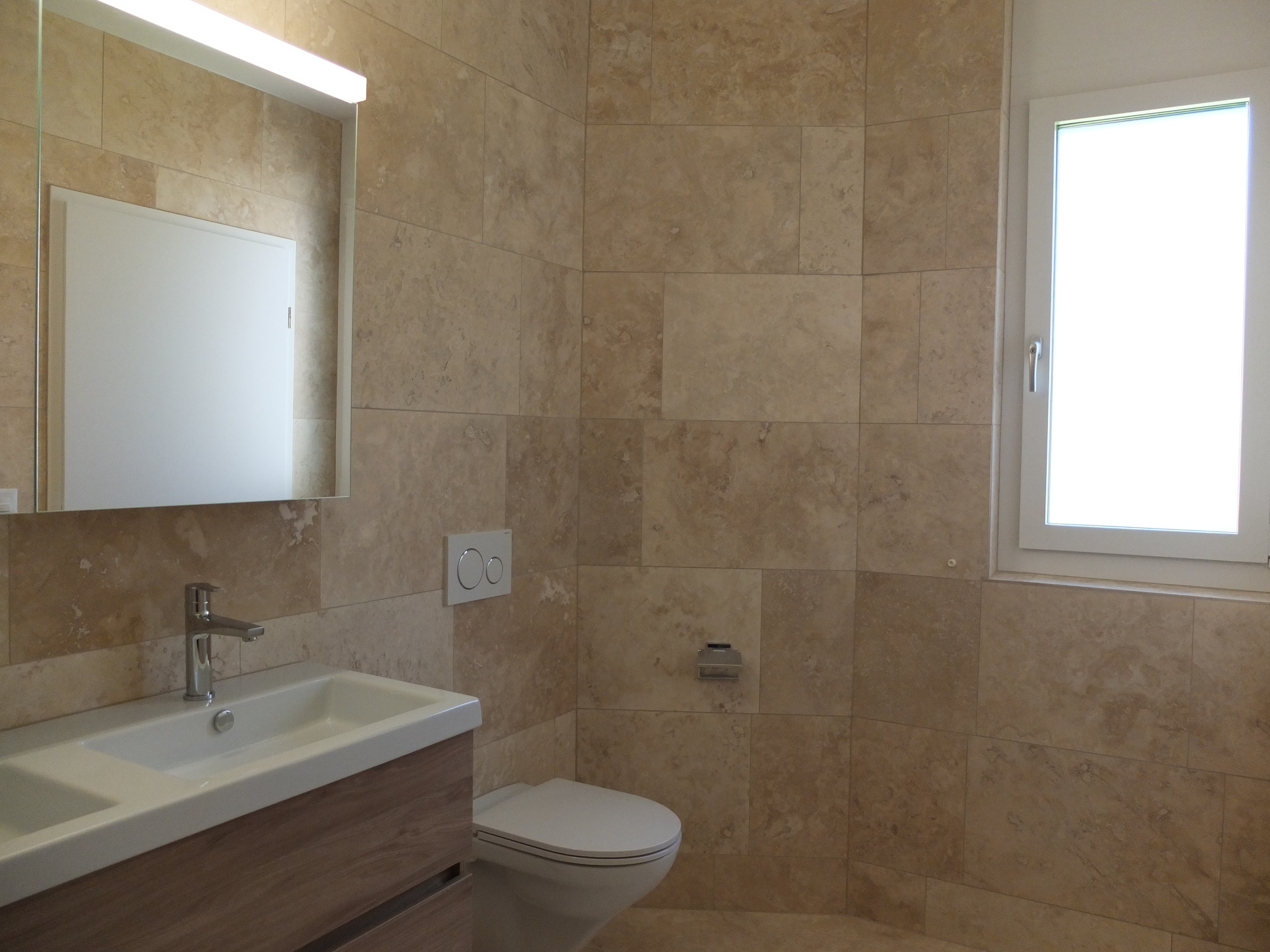 Modernes Badezimmer mit Natursteinoptik