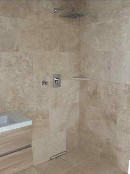 Begehbare Dusche mit Natursteinoptik