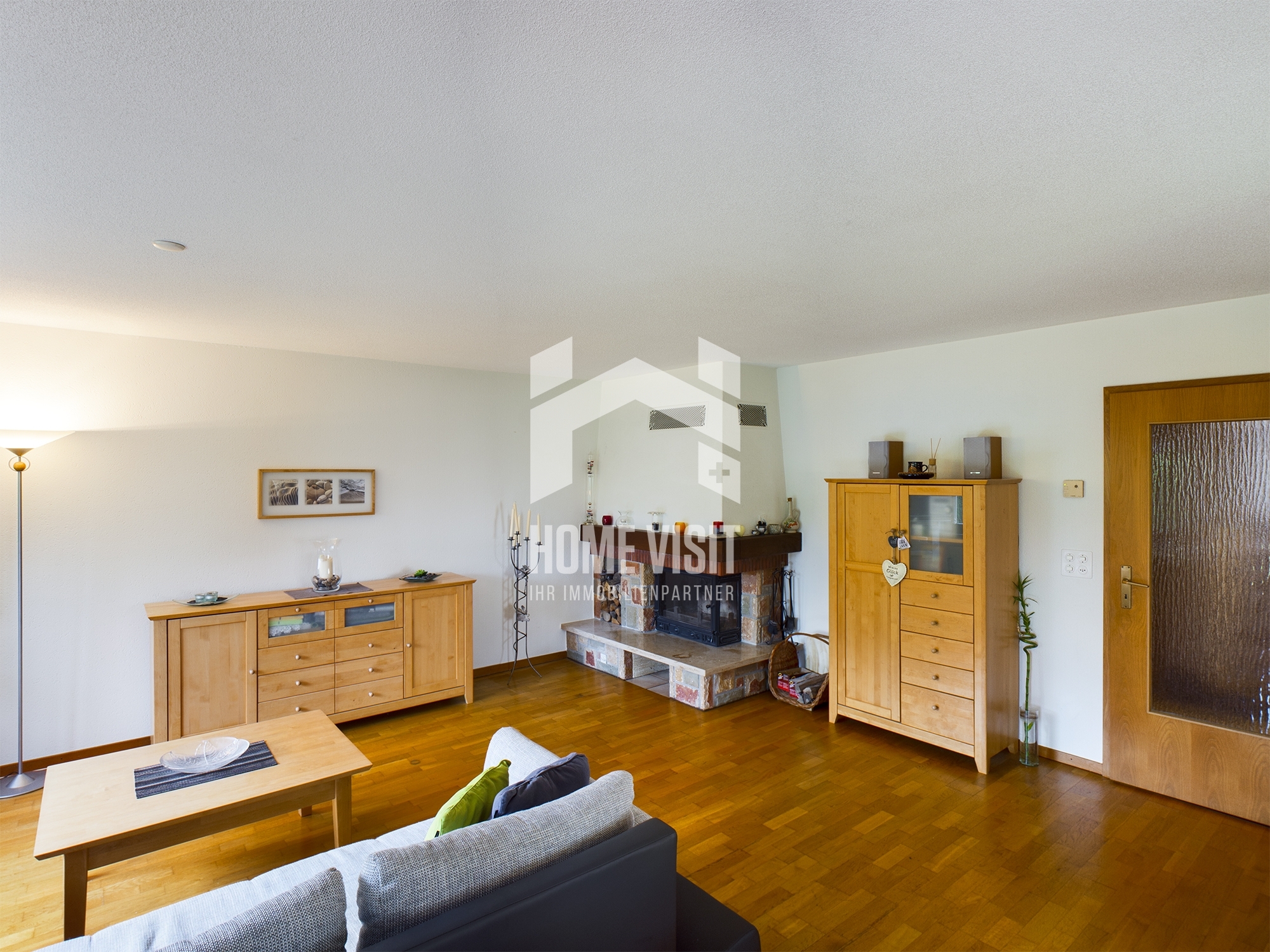 Wohnzimmer mit Kamin und Holzmöbeln