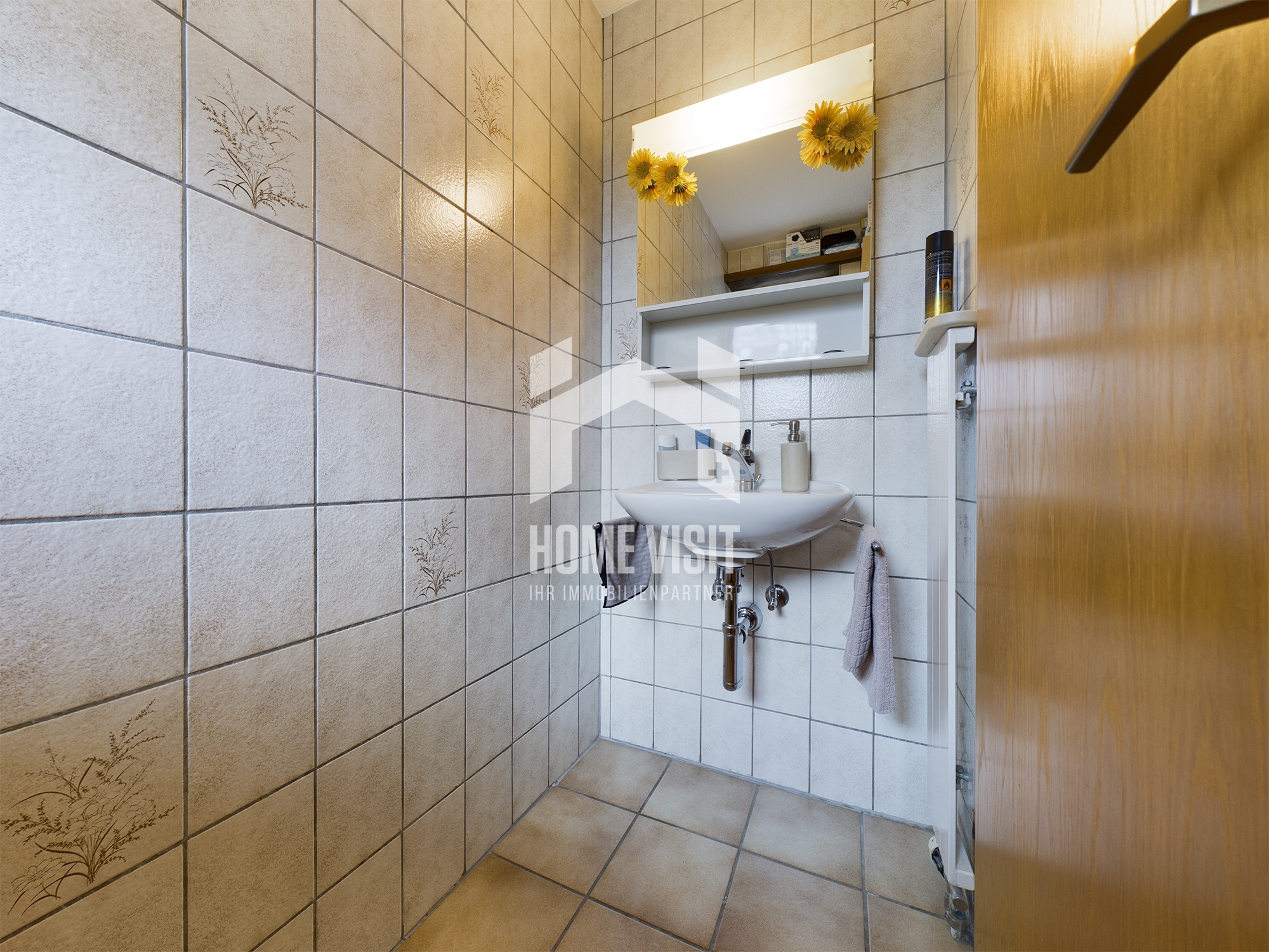 Kleines Gäste-WC mit Fliesen und Waschtisch