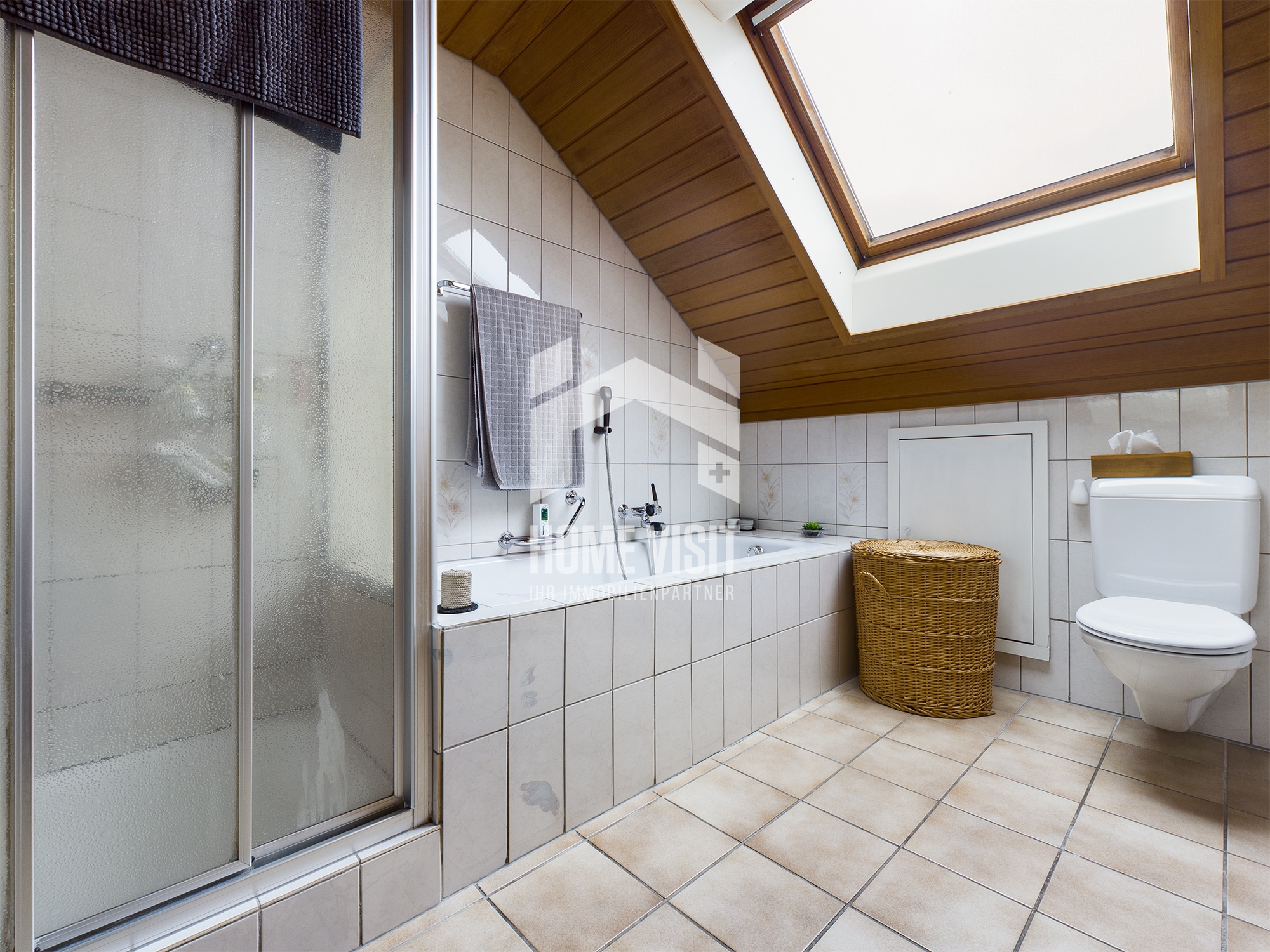 Dachbad mit Badewanne, Dusche und WC