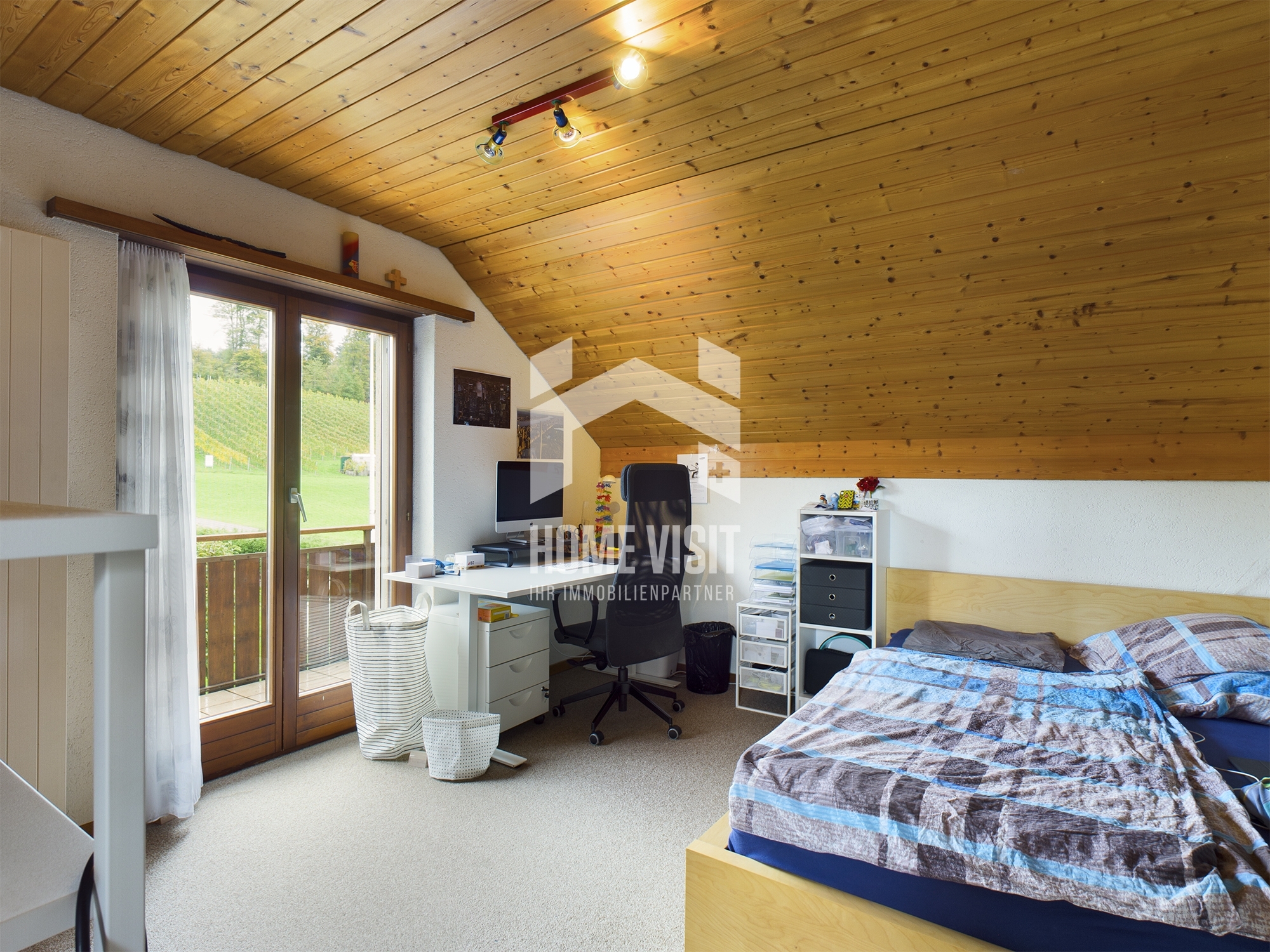 Gemütliches Dachgeschoss-Schlafzimmer mit Arbeitsbereich