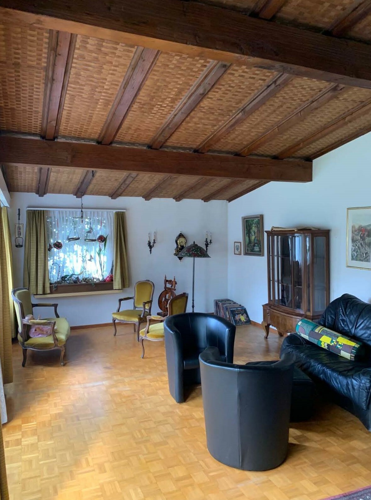 Gemütliches Wohnzimmer mit Holzbalkendecke