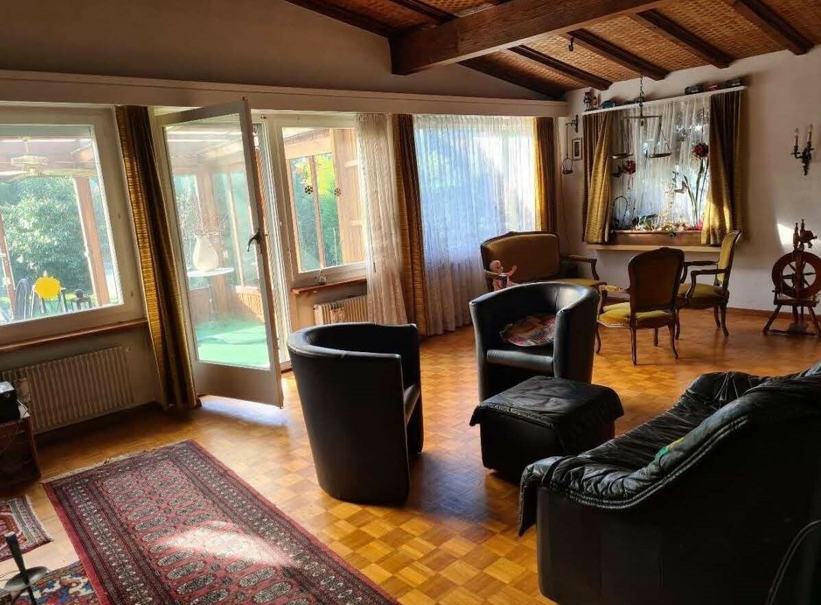 Wohnzimmer mit Holzbalkendecke