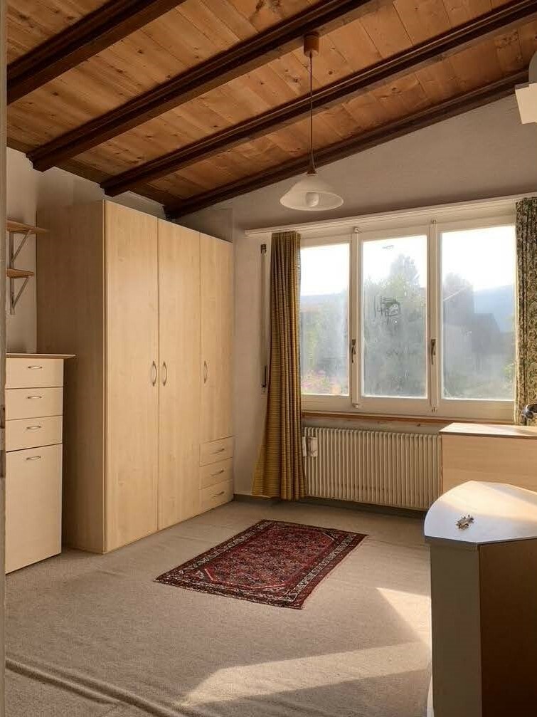Schlafzimmer mit Holzbalkendecke