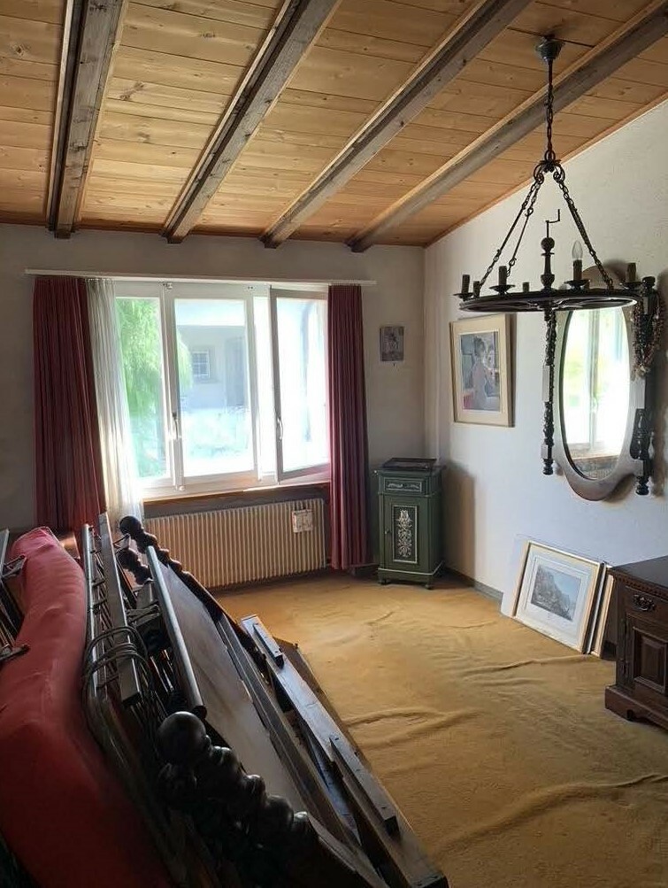 Gemütliches Zimmer mit Holzbalkendecke