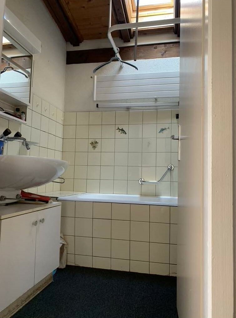 Kleines Bad mit Dachfenster