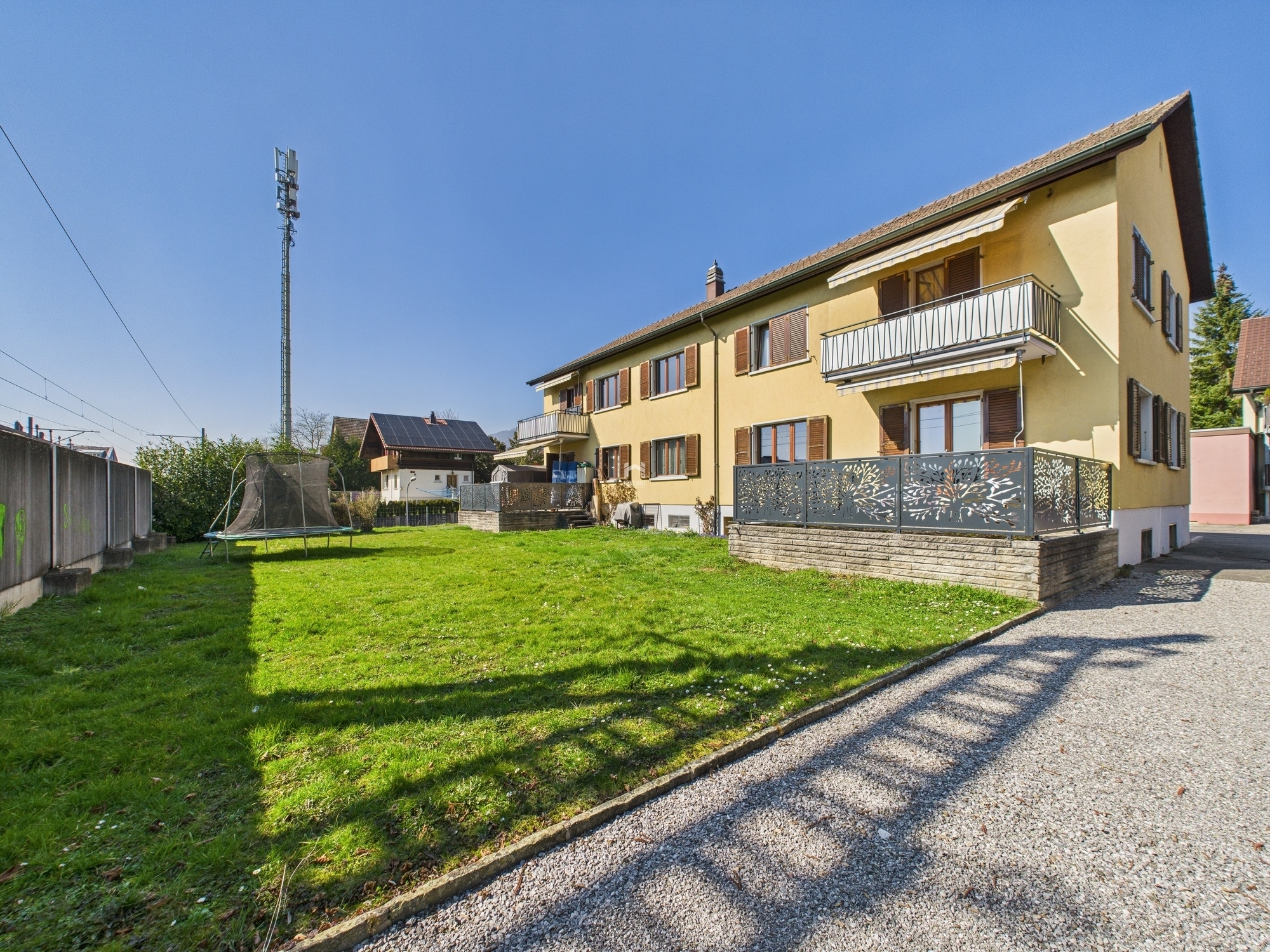 Mehrfamilienhaus mit Garten und Balkonen