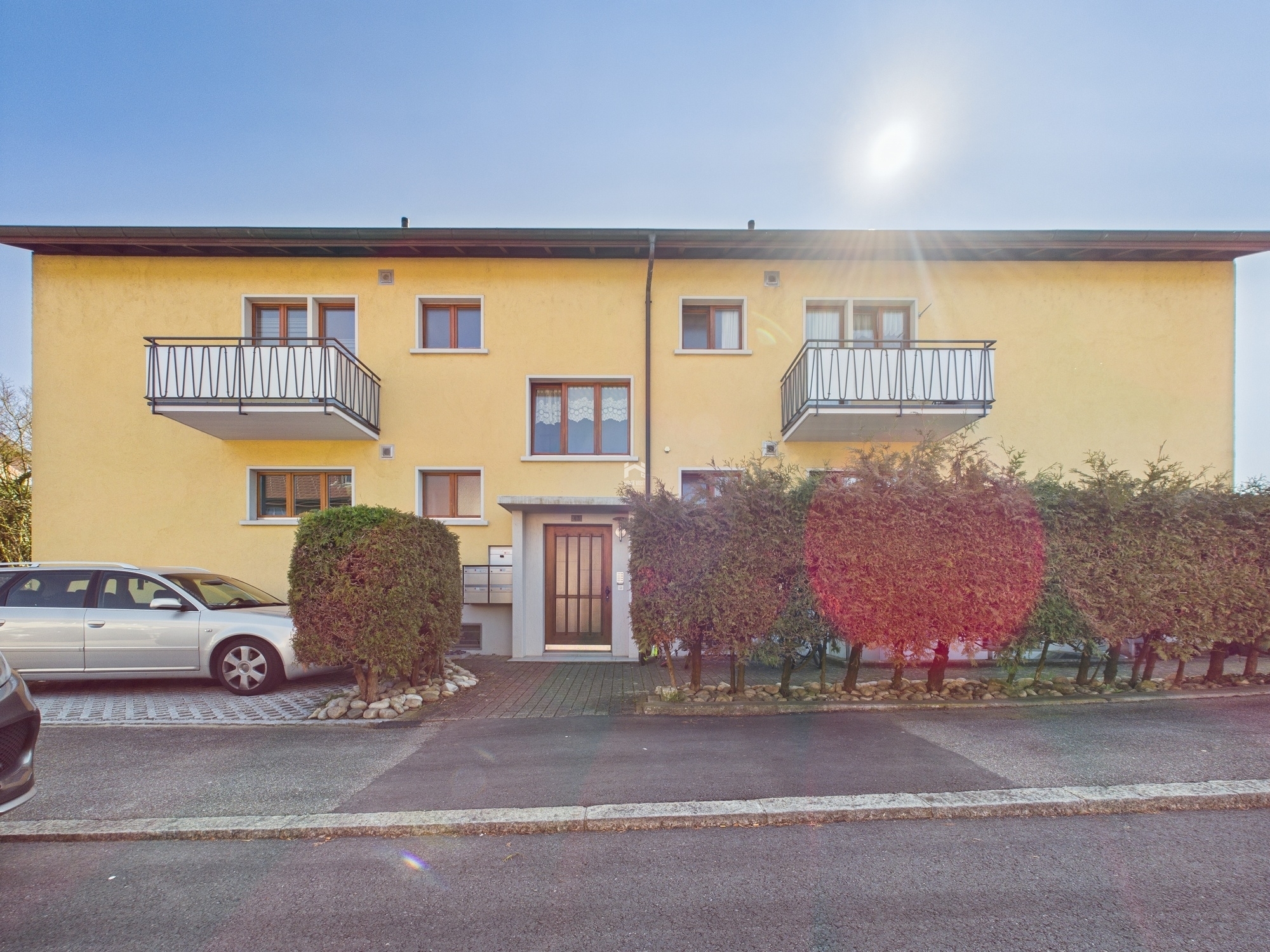Mehrfamilienhaus mit Balkonen