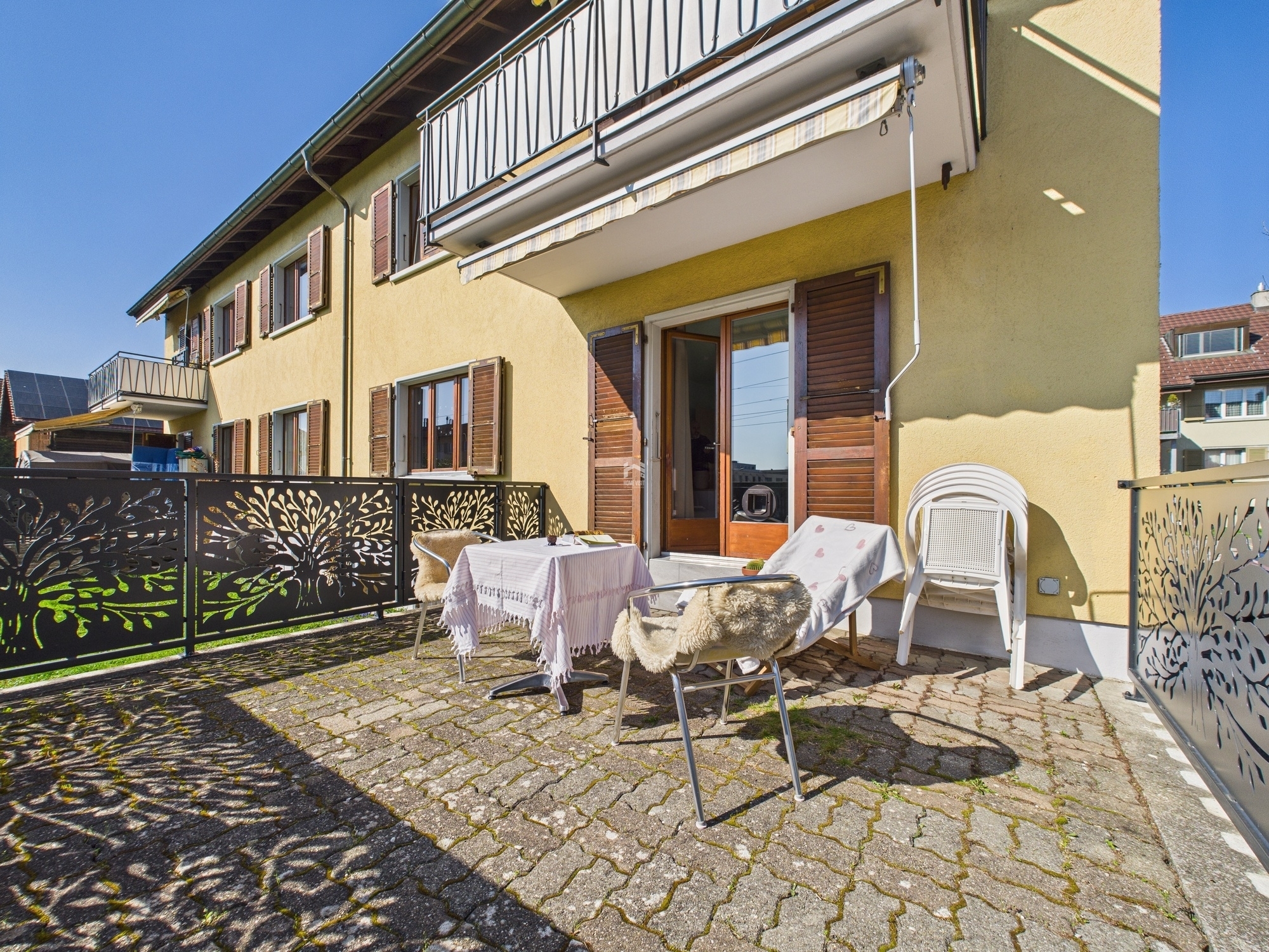 Balkon und Außenansicht eines Wohnhauses