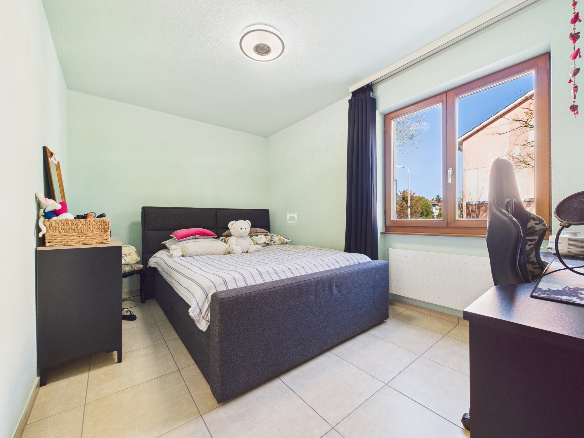Helles Schlafzimmer mit Arbeitsplatz