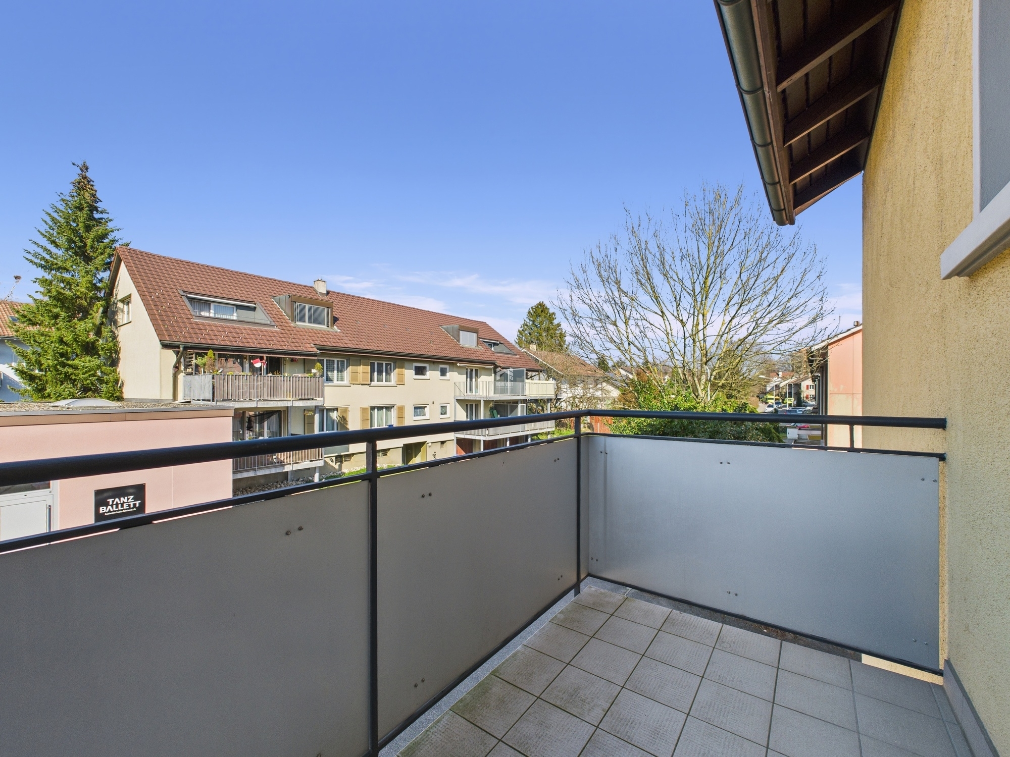 Balkon mit Blick auf Wohnhäuser