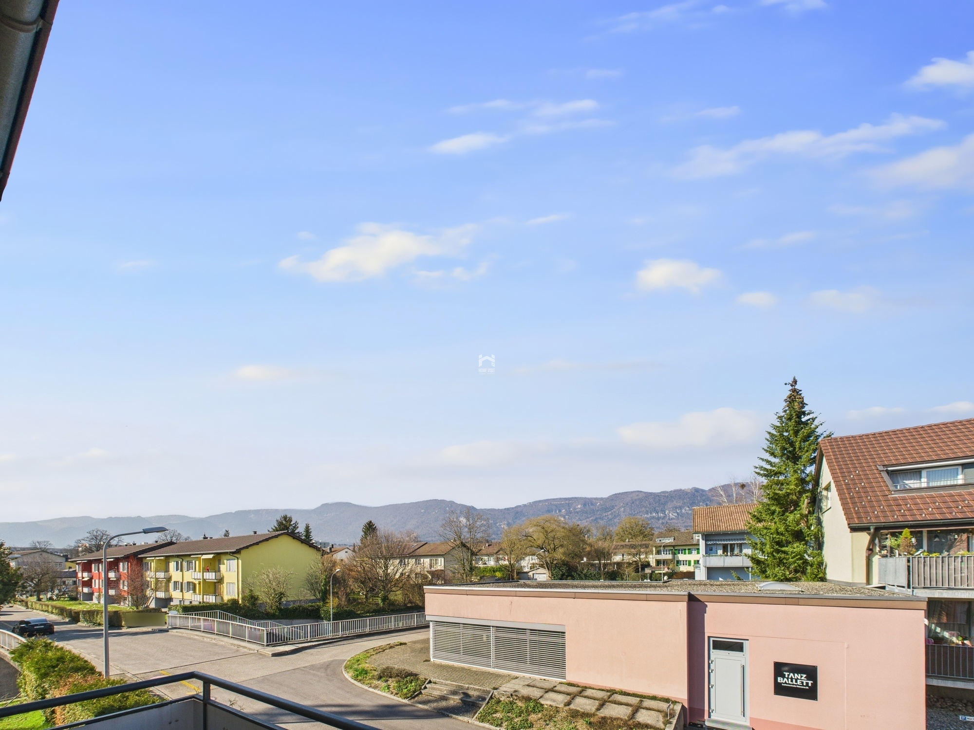 Blick über Wohngebiet mit Bergen