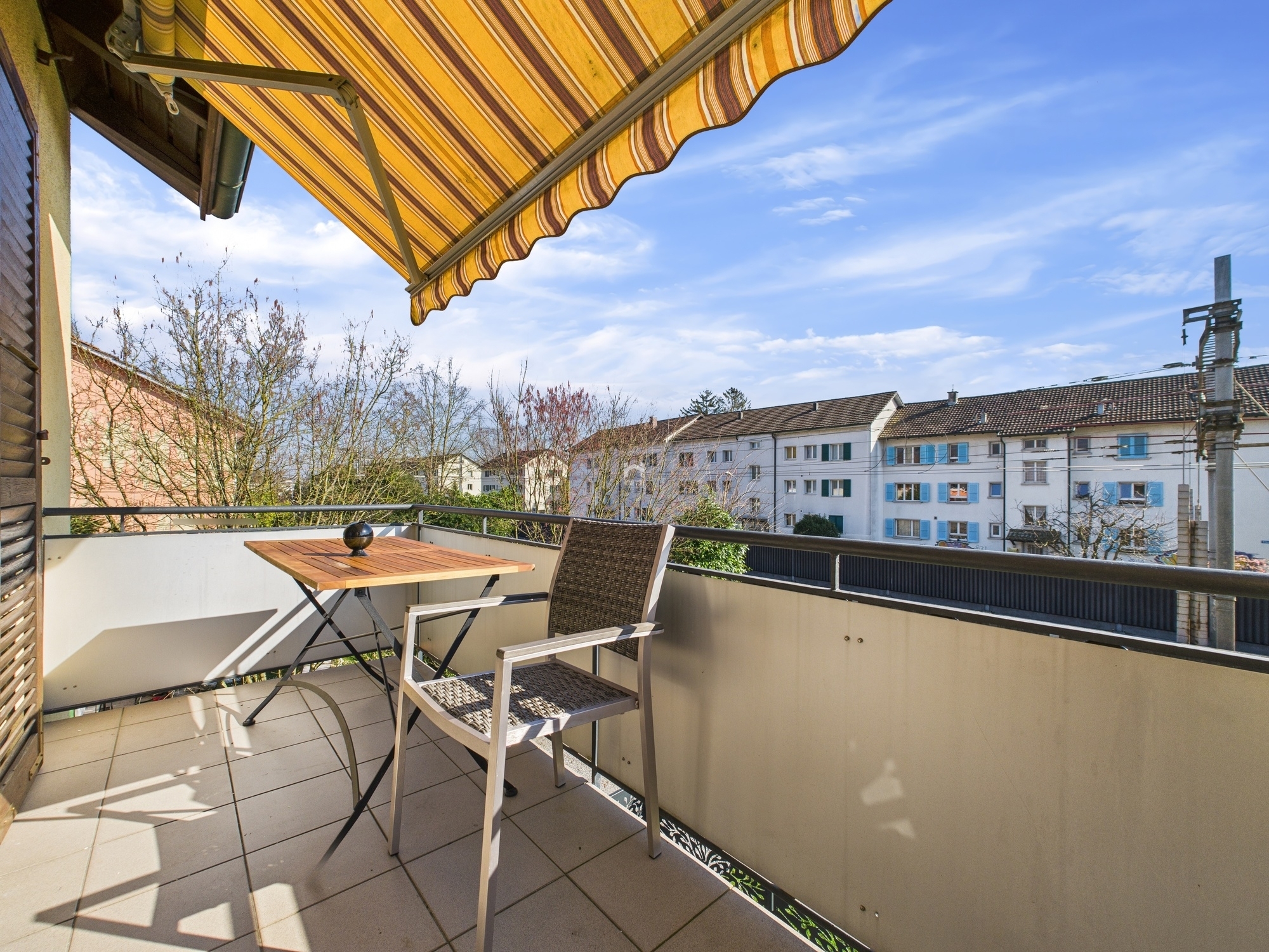 Balkon mit Markise und Blick ins Wohnumfeld