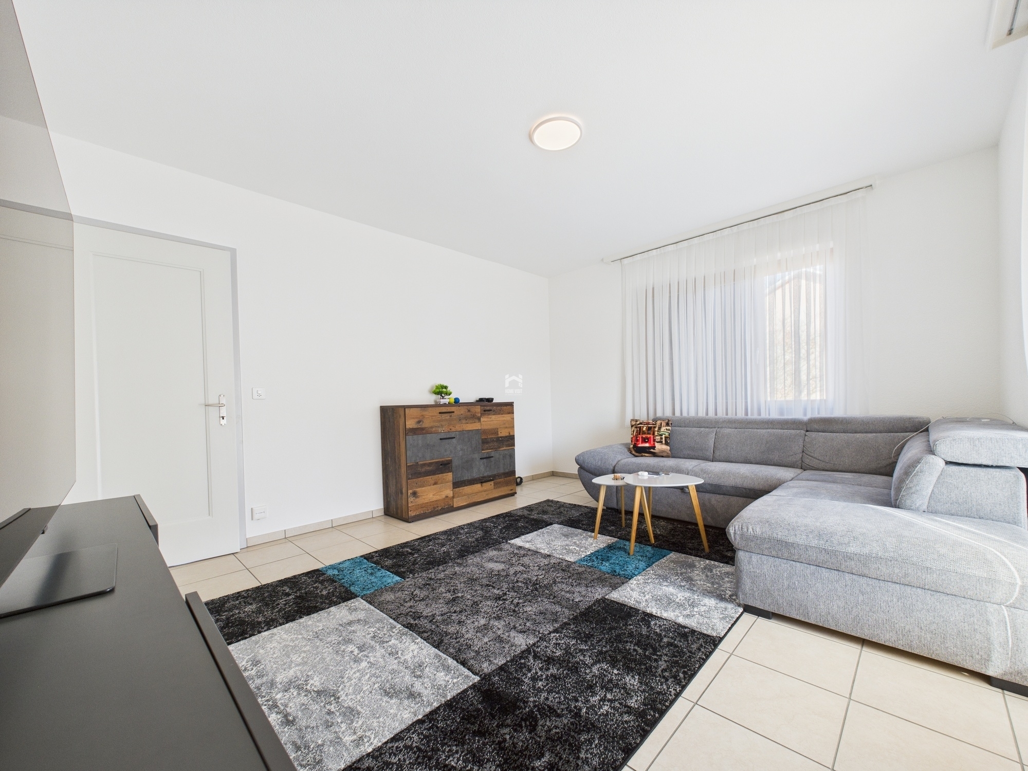 Heller moderner Wohnraum mit Ecksofa