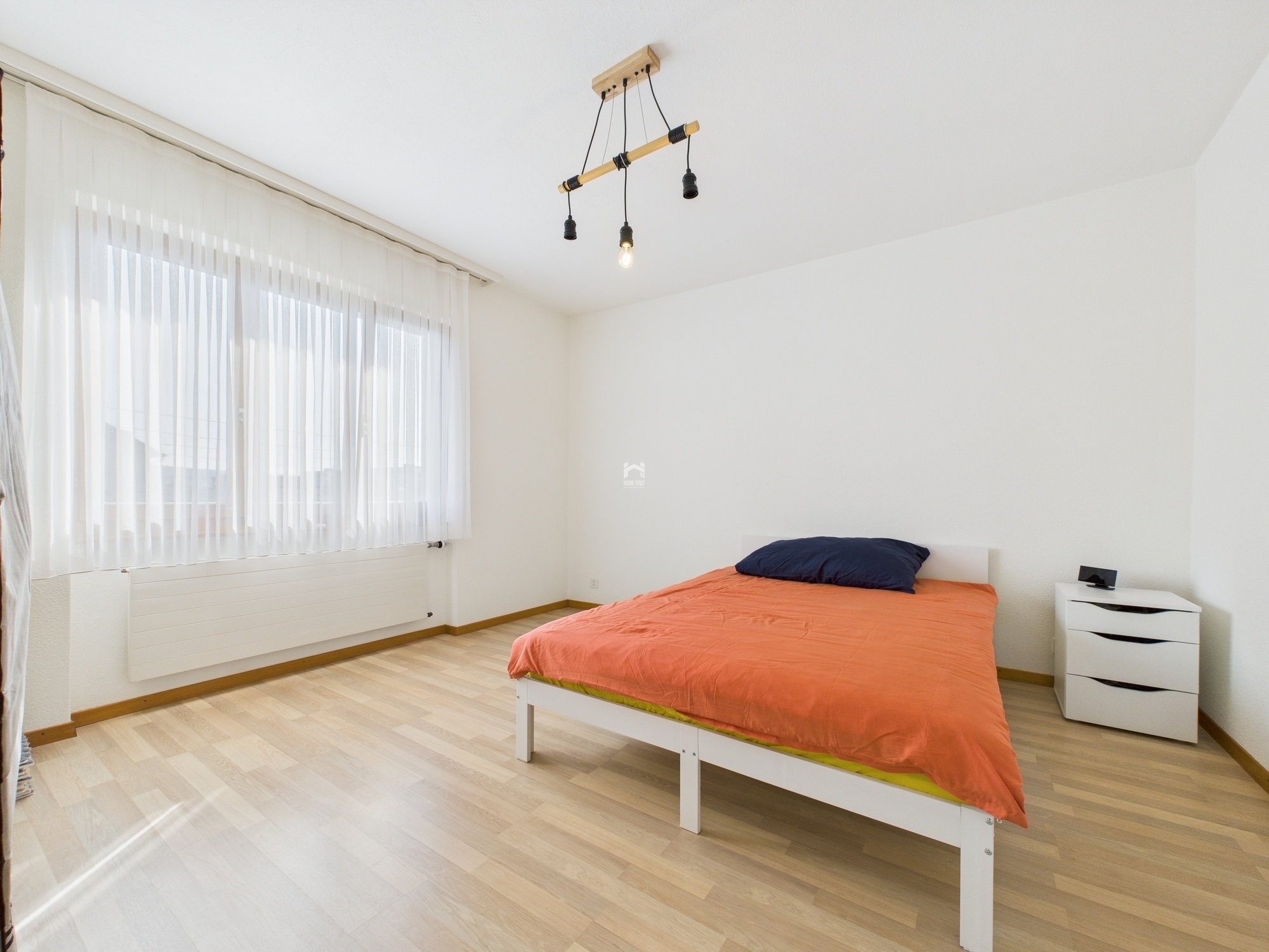 Helles Schlafzimmer mit Doppelbett