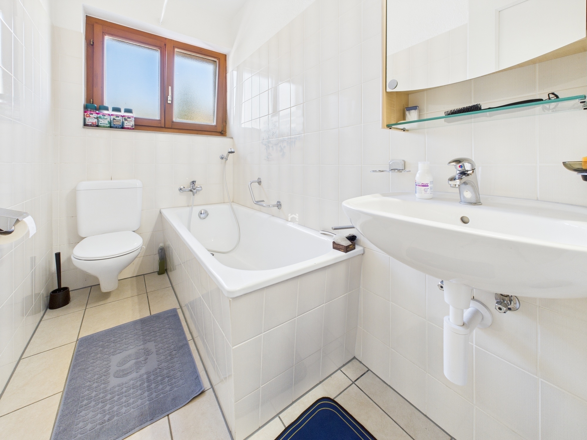 Kompaktes Badezimmer mit Badewanne und WC